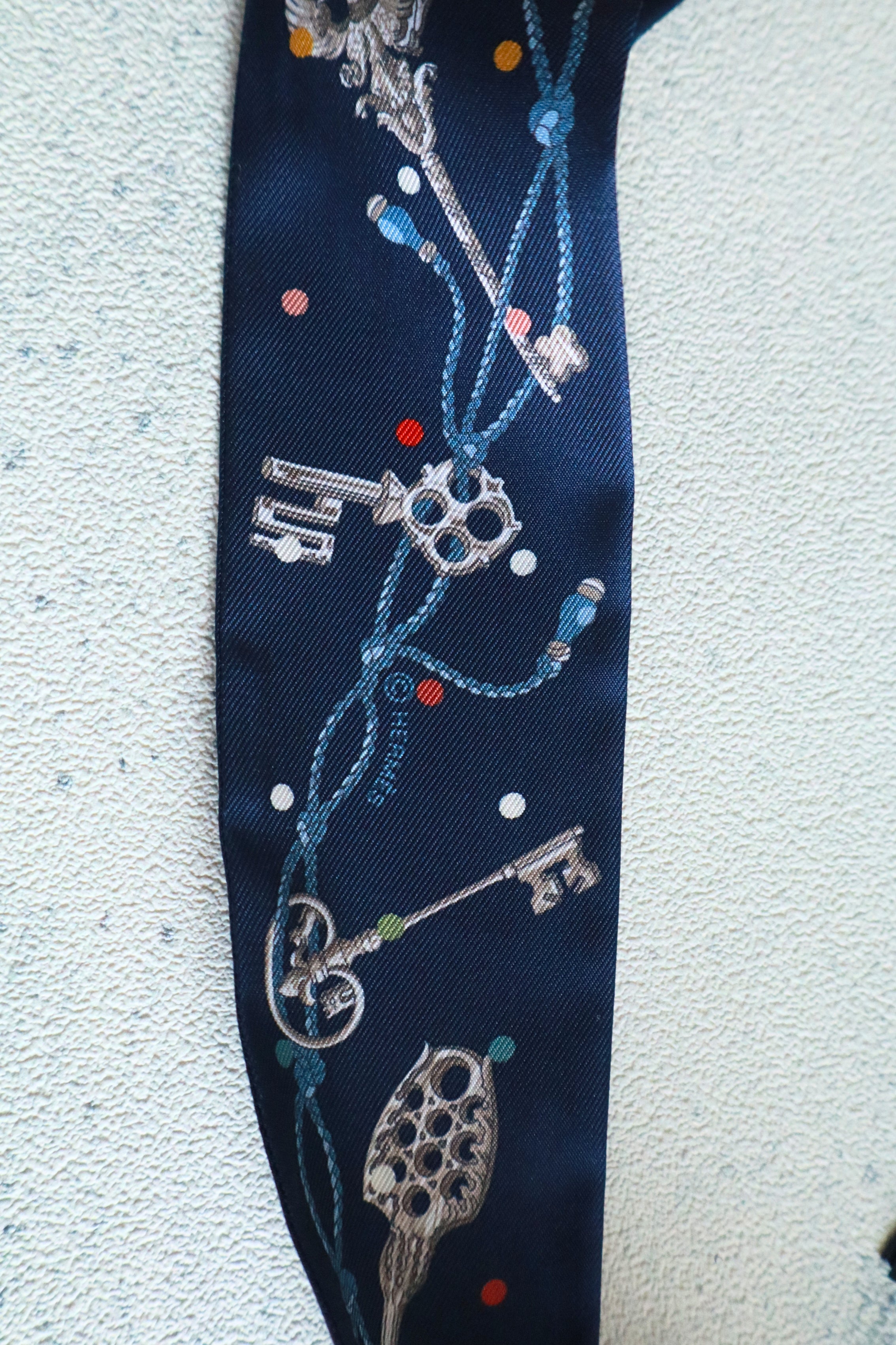 Hermes Twilly Les Cles a Pois Leather Fringes Bleu Marine/Gris Argent/Multicolor