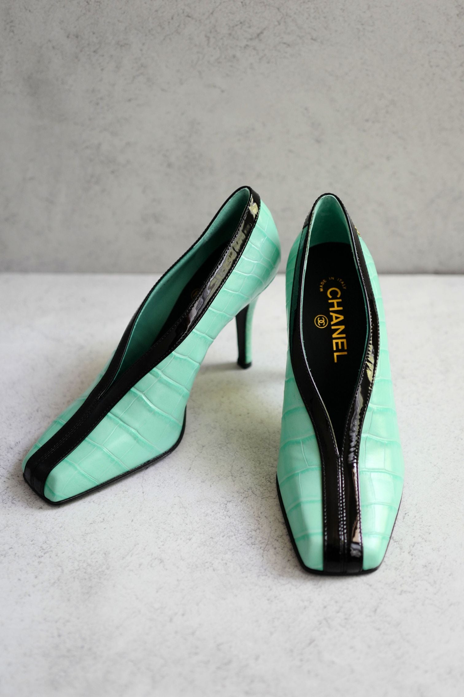 Chanel 26S Pumps Matthieu Blazy's Black/Green Crocodile Embossed Size 38