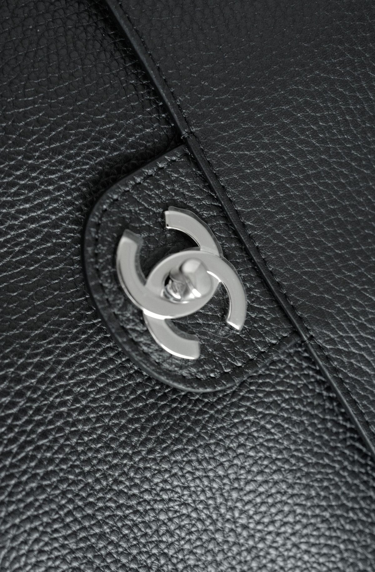 NEW Chanel 26S Maxi 38 Flapbag Black Grained Calfskin Silver Hardware