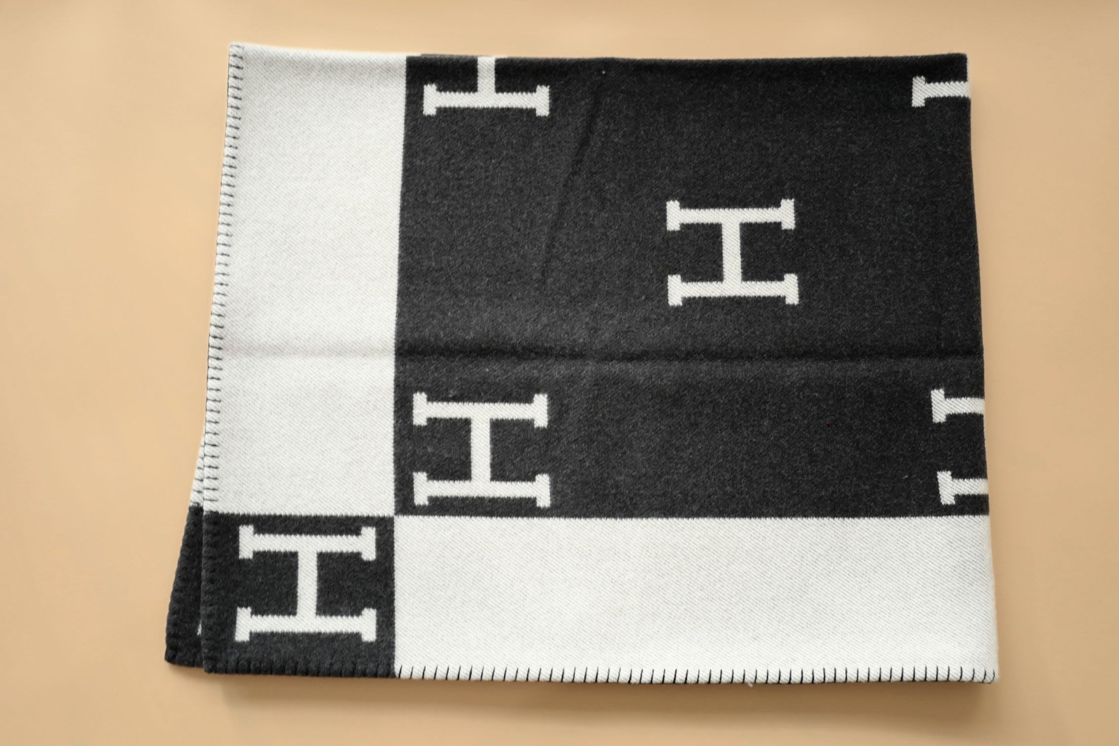 NEW Hermes Avalon Throw Blanket Ecru Gris Foncé Jacquard Merino Wool Cashmere