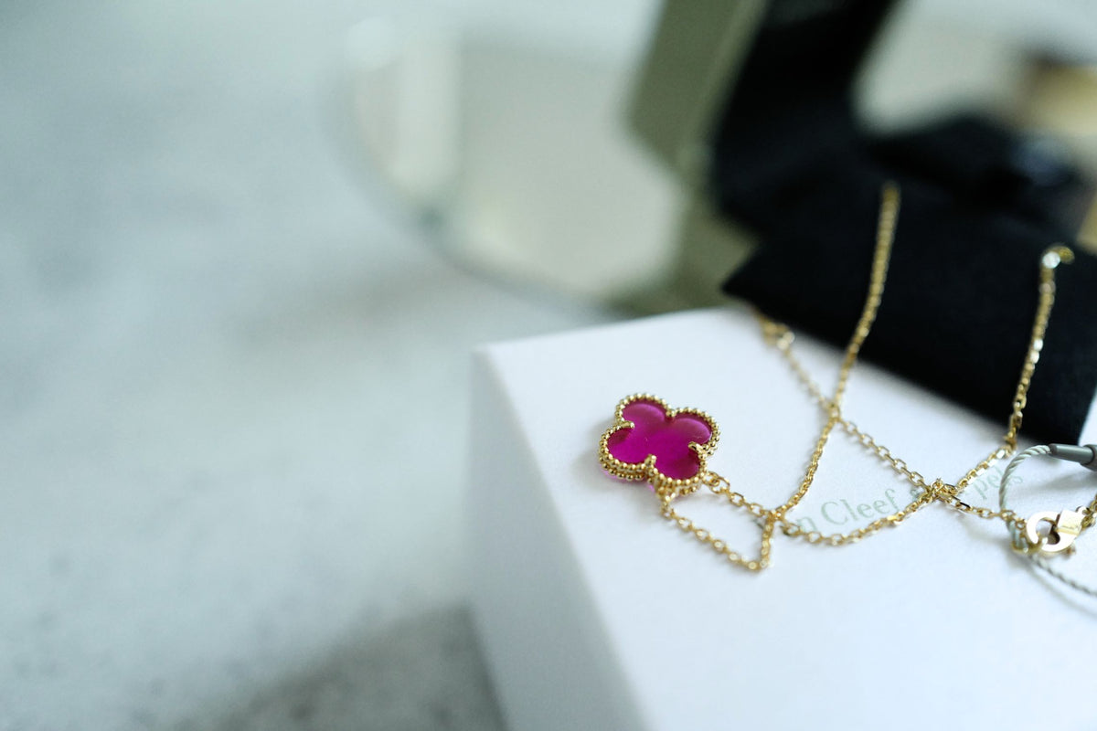 NEW Van Cleef & Arpels Vintage Alhambra Pink Pendant Necklace 18k Yellow Gold