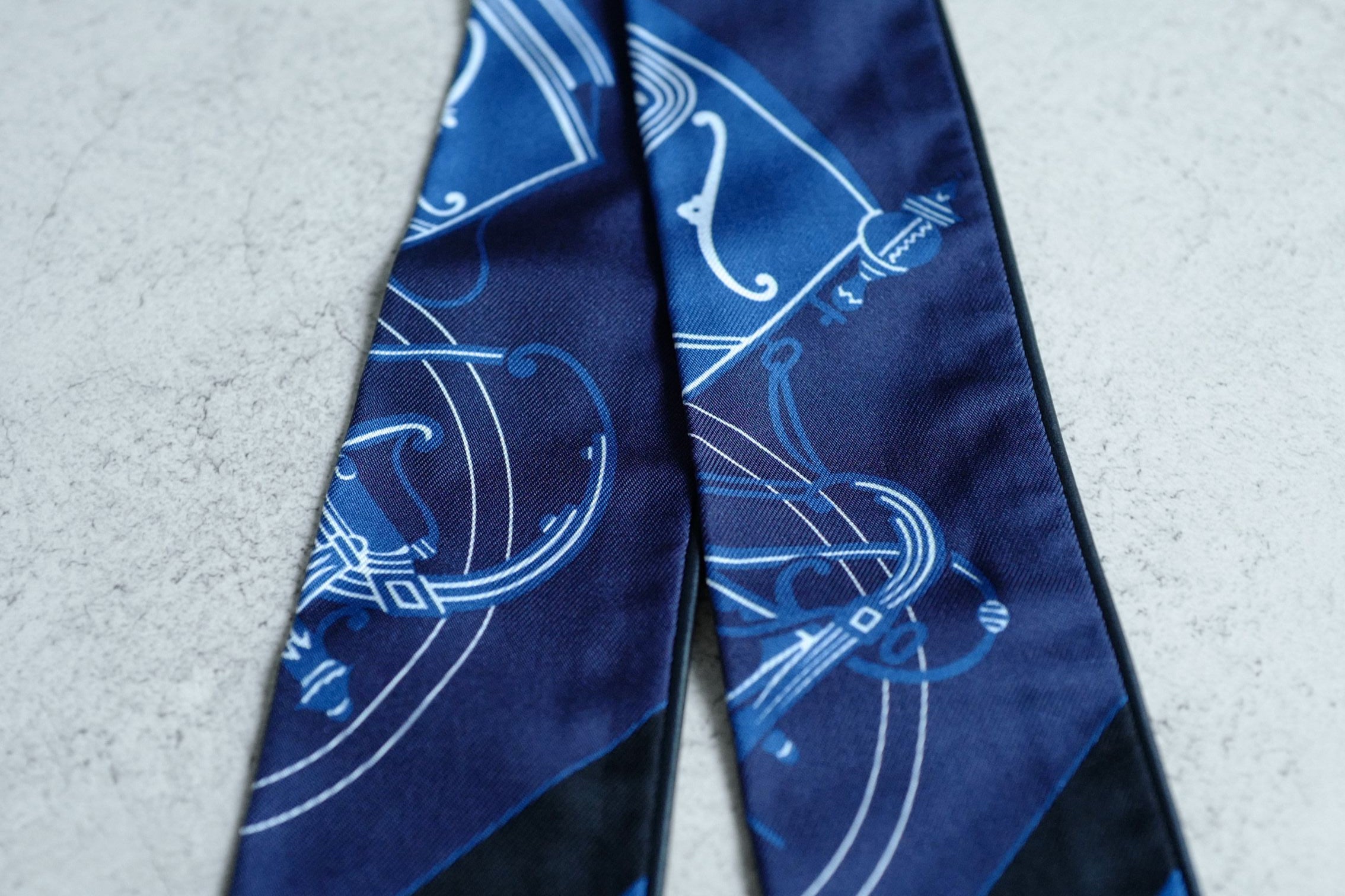 Hermès Ex-Libris Forever Twilly Noir / Marine / Blanc 100% Silk