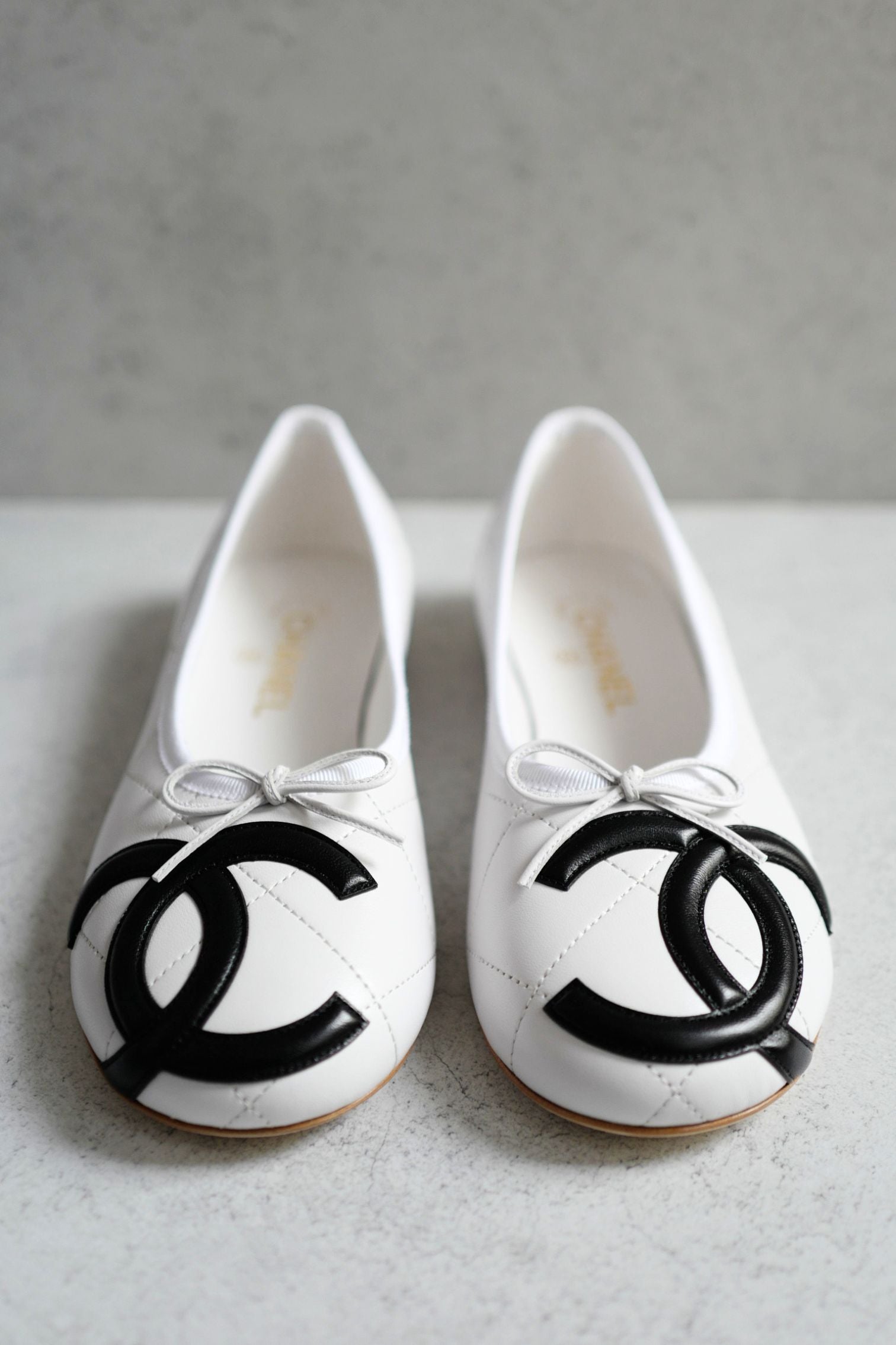 Chanel 26M Coco Beach Ballet Flats White Black Lambskin Size 39