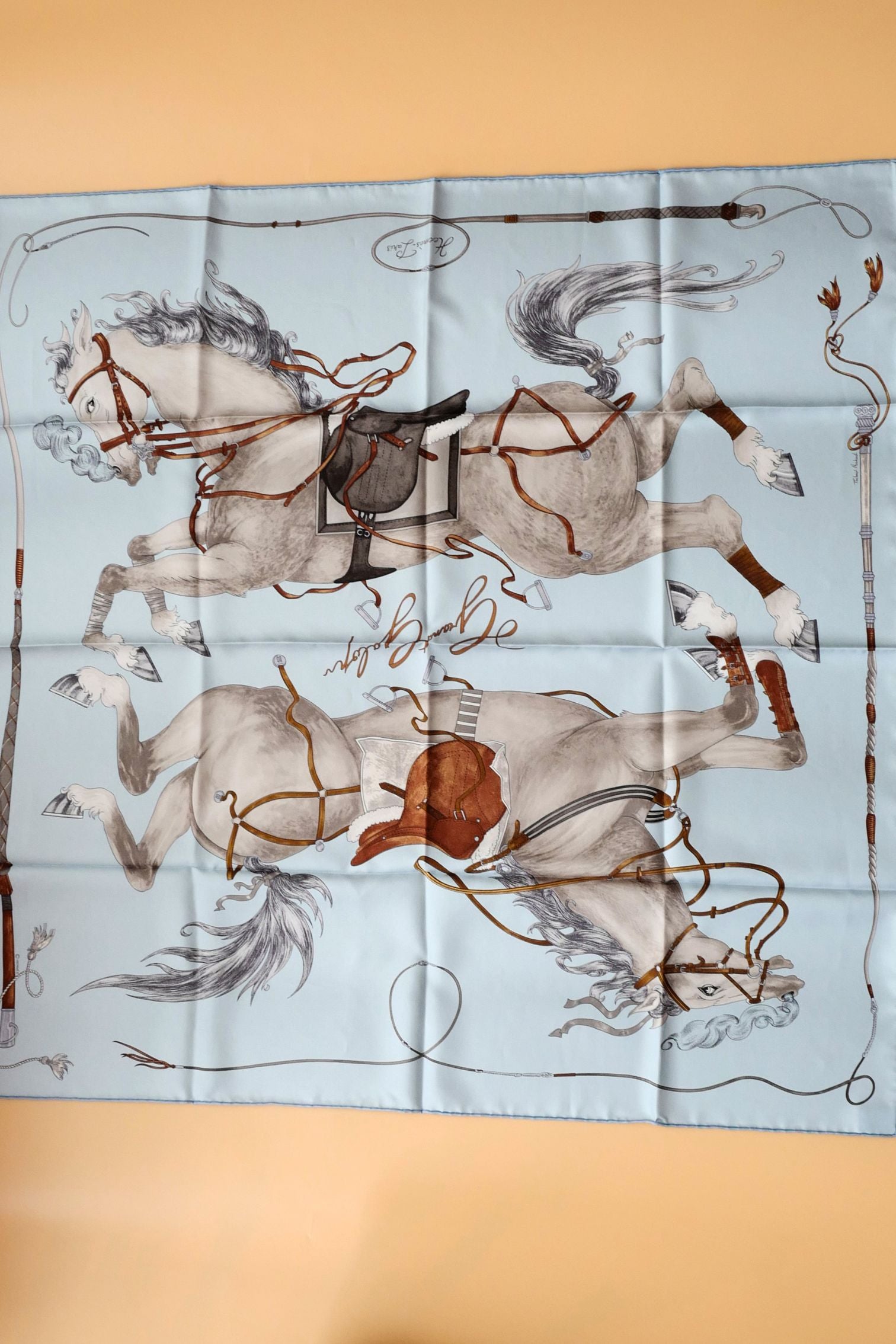Hermès Grand Galop Scarf 90 Bleu Ciel / Gris / Cuir 100% Silk