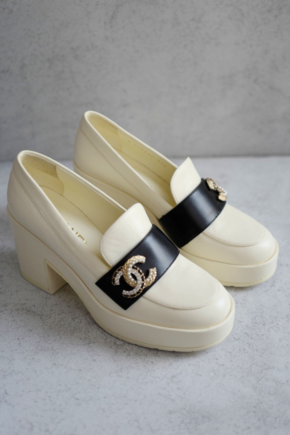 BNIB CHANEL 23C Ivory/Black Crystal CC Logo Moccasin Loafers 37.5
