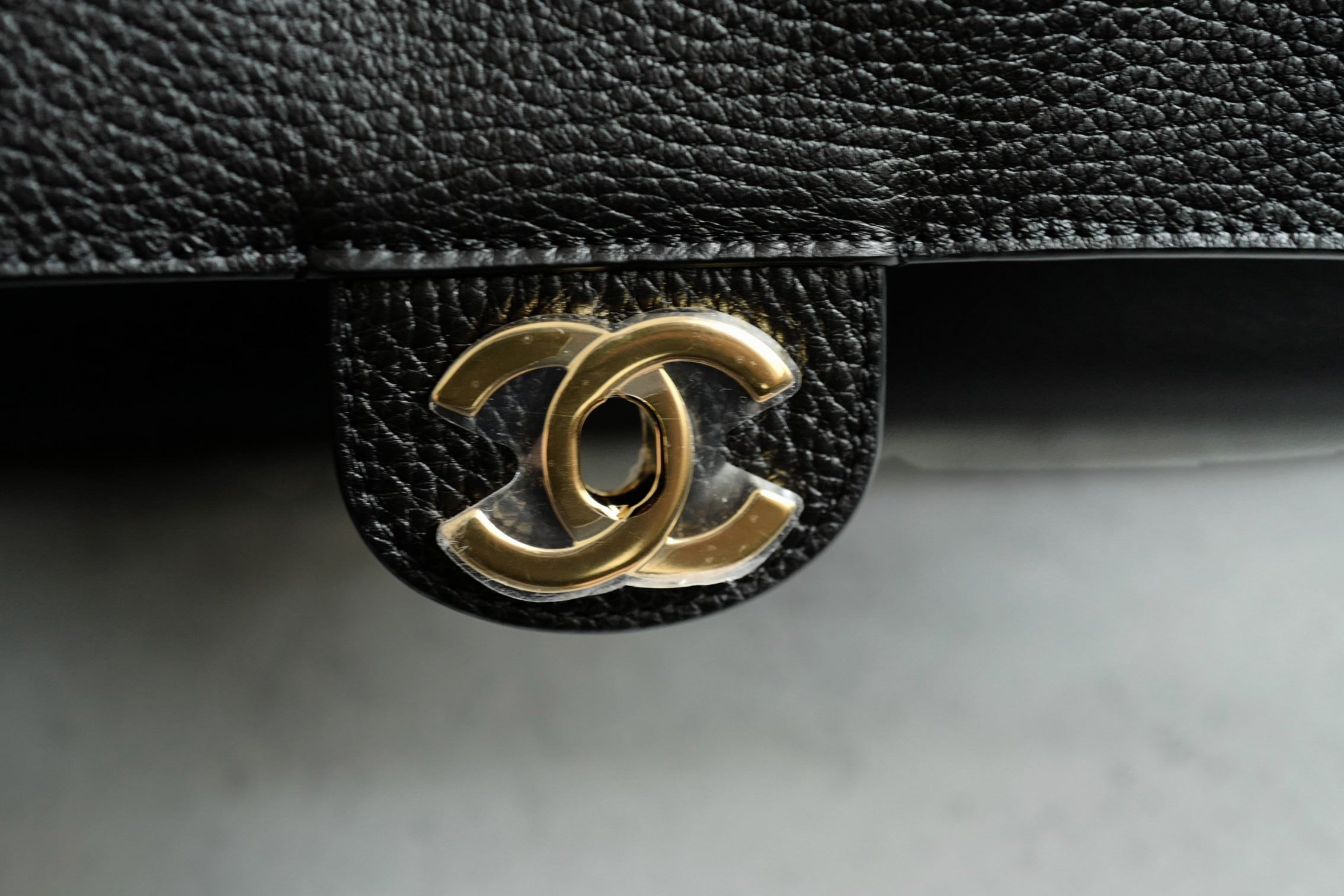 Chanel 26S Maxi 32 Flapbag "Matthieu Blazy" Black Grained Calfskin Gold Hardware