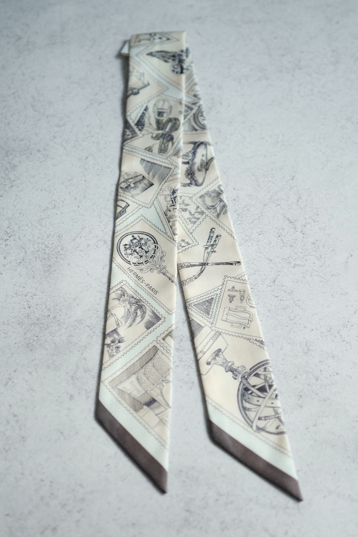NEW Hermès Le Philateliste du Faubourg Twilly Parchemin / Graphite / Gris 100% Silk