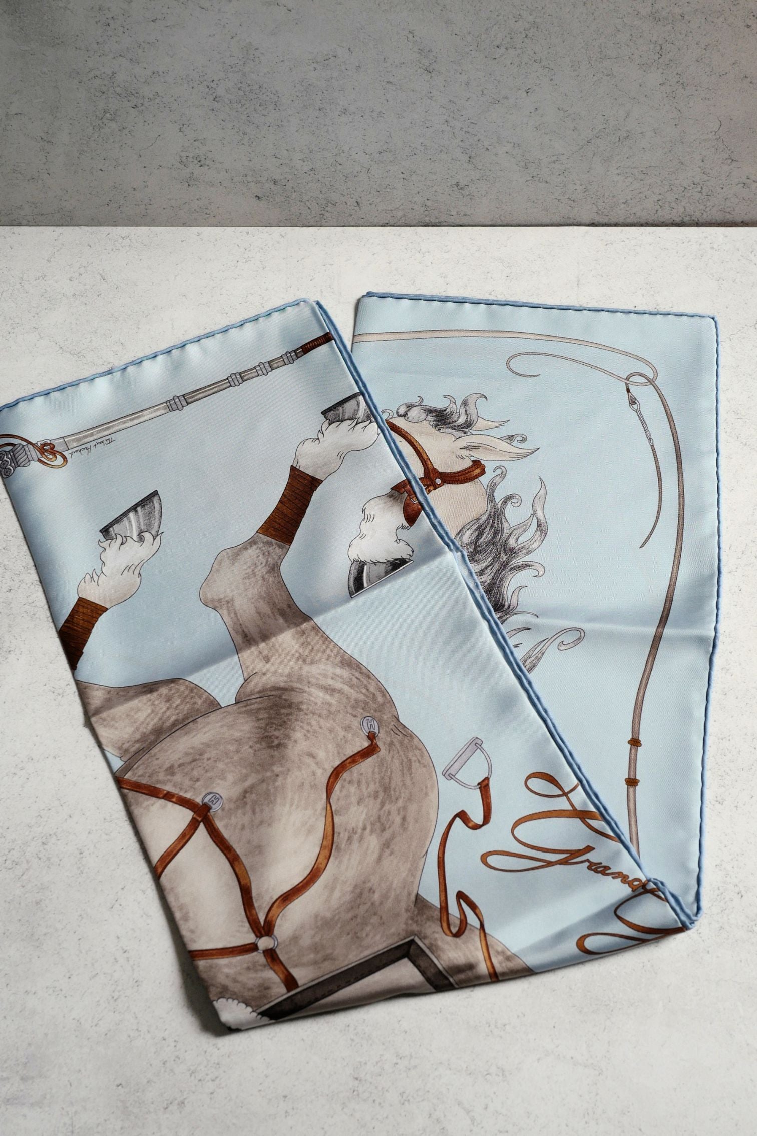 Hermès Grand Galop Scarf 90 Bleu Ciel / Gris / Cuir 100% Silk
