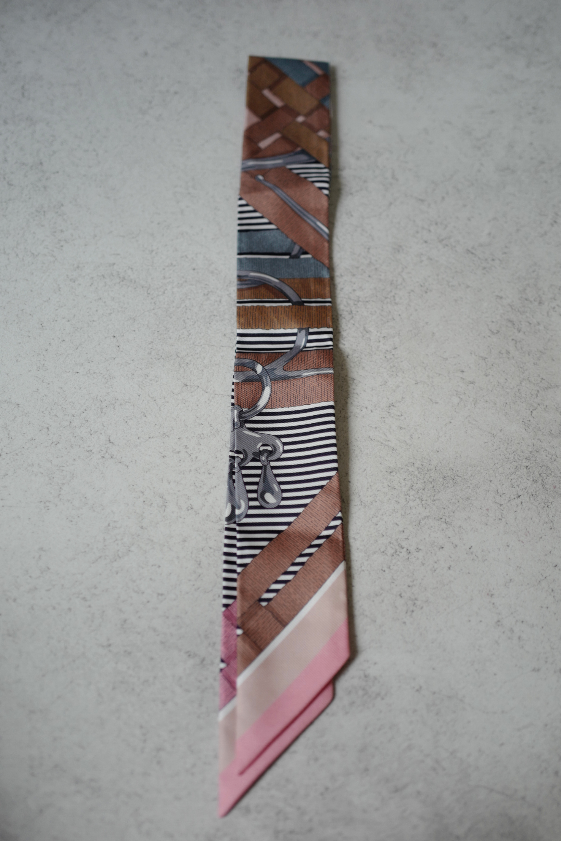 NEW Hermès Twilly Mors à Jouets Chemise Silk Scarf Vieux Rose / Grey / Camel
