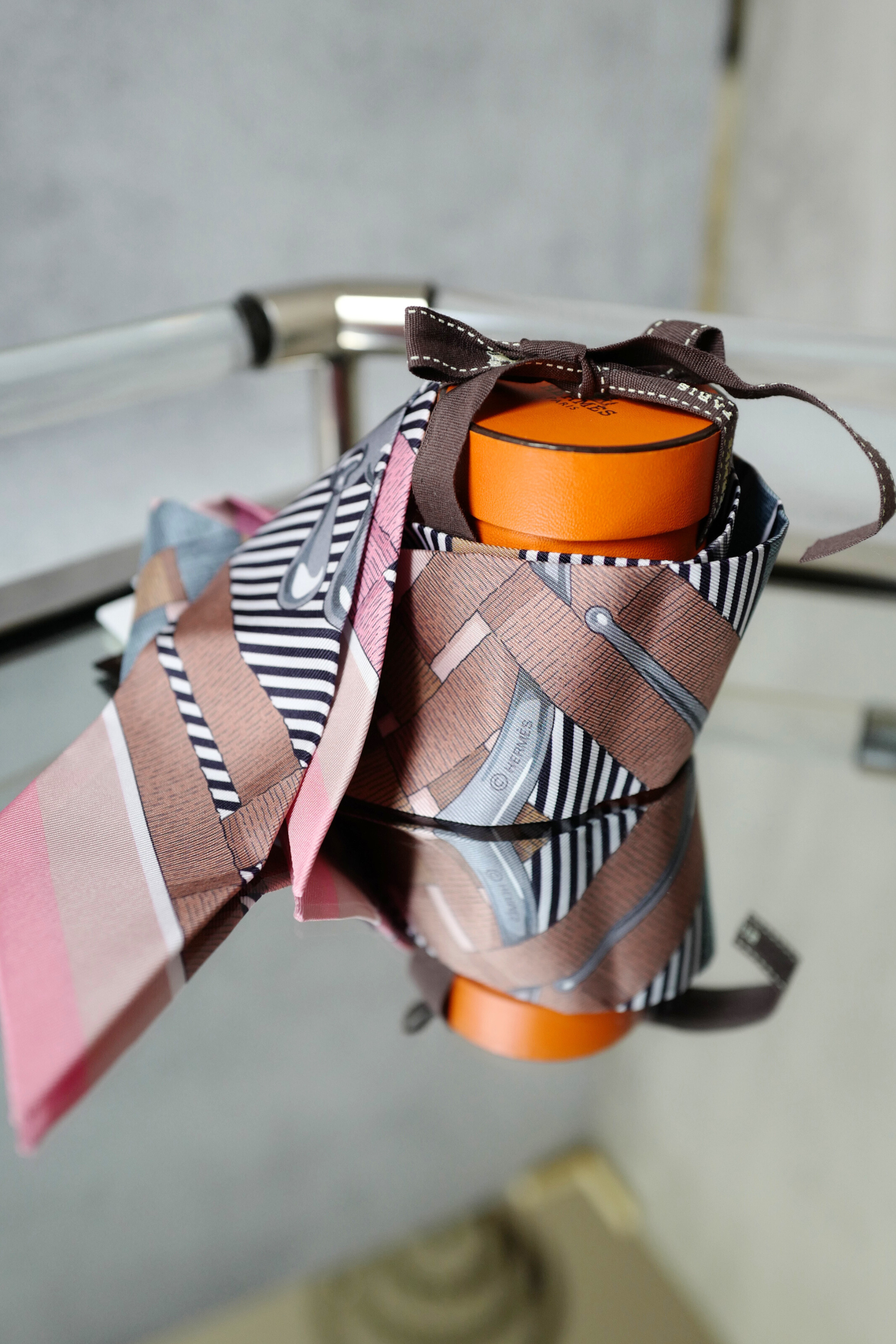 NEW Hermès Twilly Mors à Jouets Chemise Silk Scarf Vieux Rose / Grey / Camel