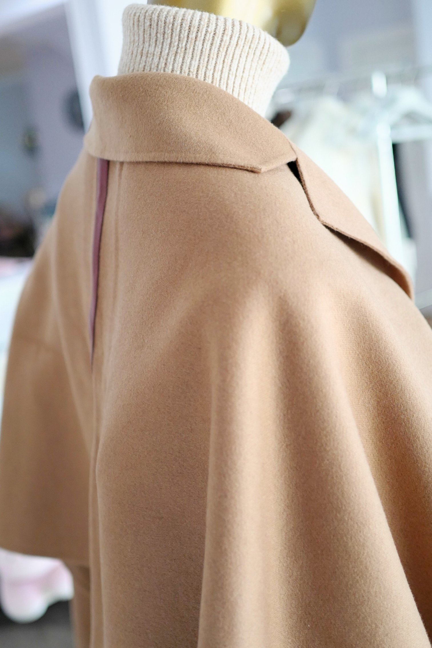 Hermès Étole Poncho 100% Cashmere Trompe L’Oeil HG 01 Camel