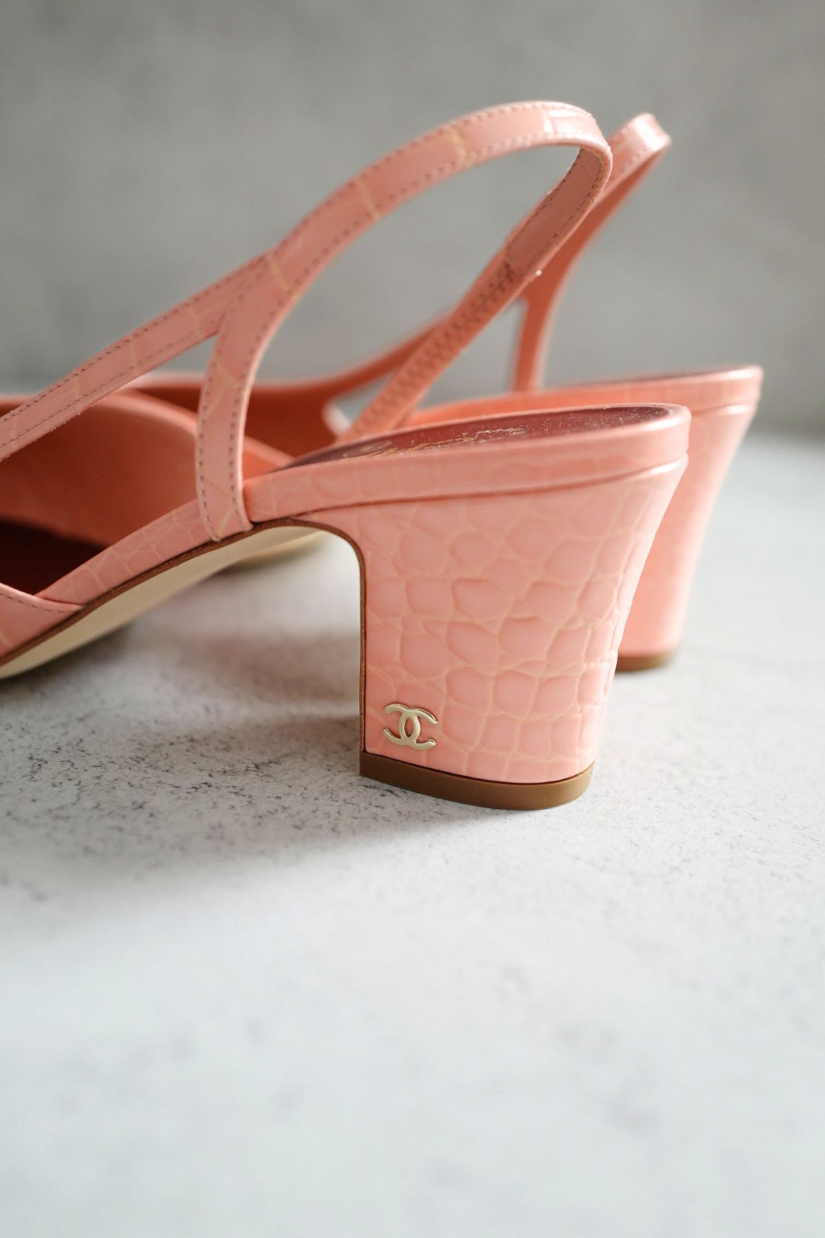 Chanel 26K Slingbacks Heels Rose Clair Croc Embossed Calfskin Size 38