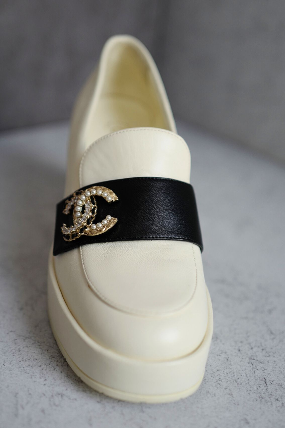 BNIB CHANEL 23C Ivory/Black Crystal CC Logo Moccasin Loafers 37.5