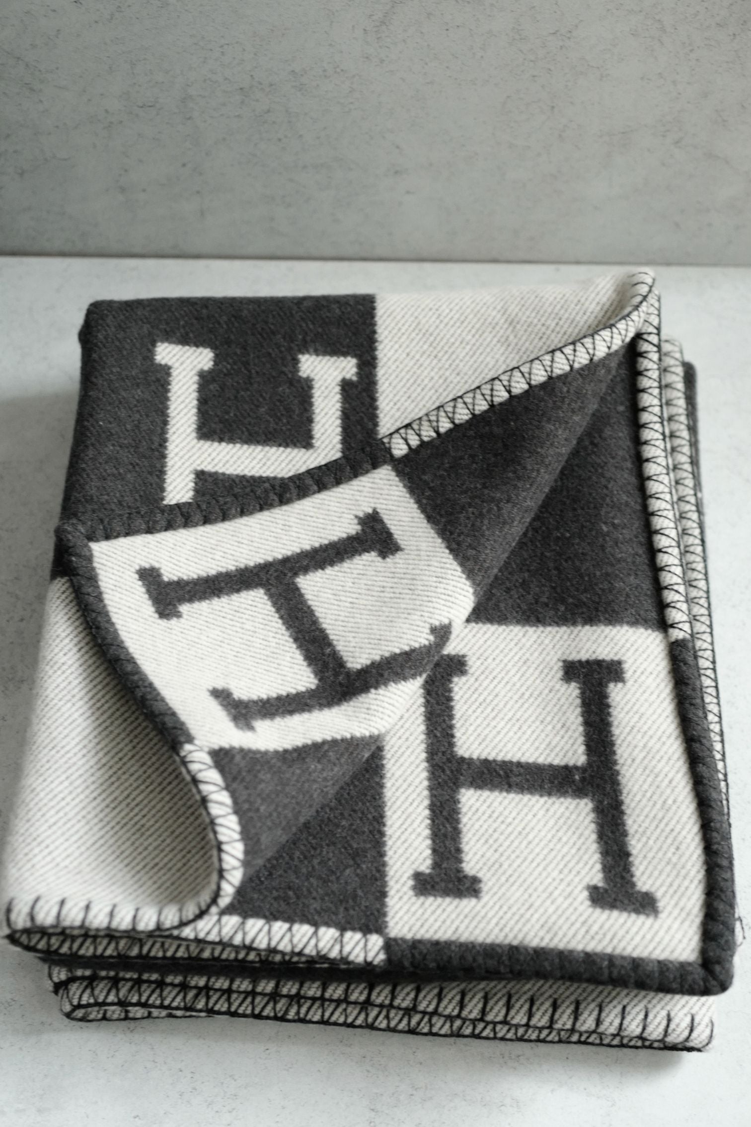 NEW Hermes Avalon Throw Blanket Ecru Gris Foncé Jacquard Merino Wool Cashmere