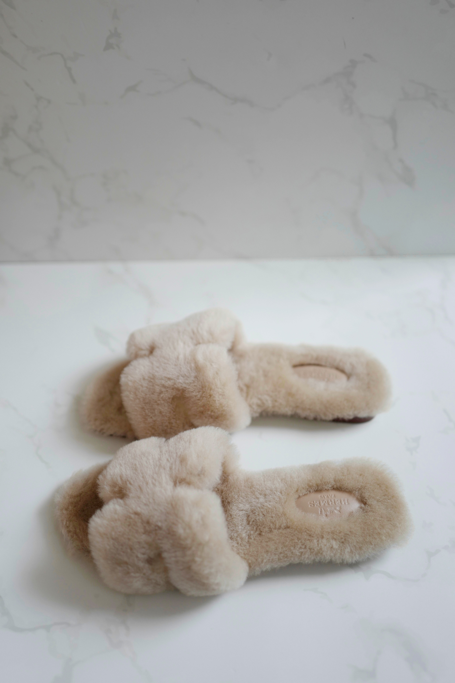 New Hermès Oran Sandal in Sheep Fur Beige Camel Size 39