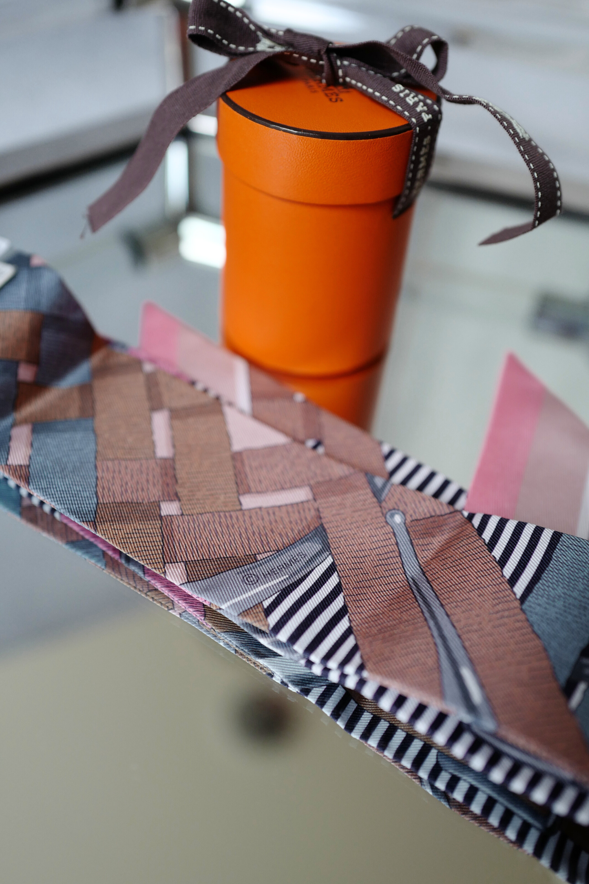 NEW Hermès Twilly Mors à Jouets Chemise Silk Scarf Vieux Rose / Grey / Camel
