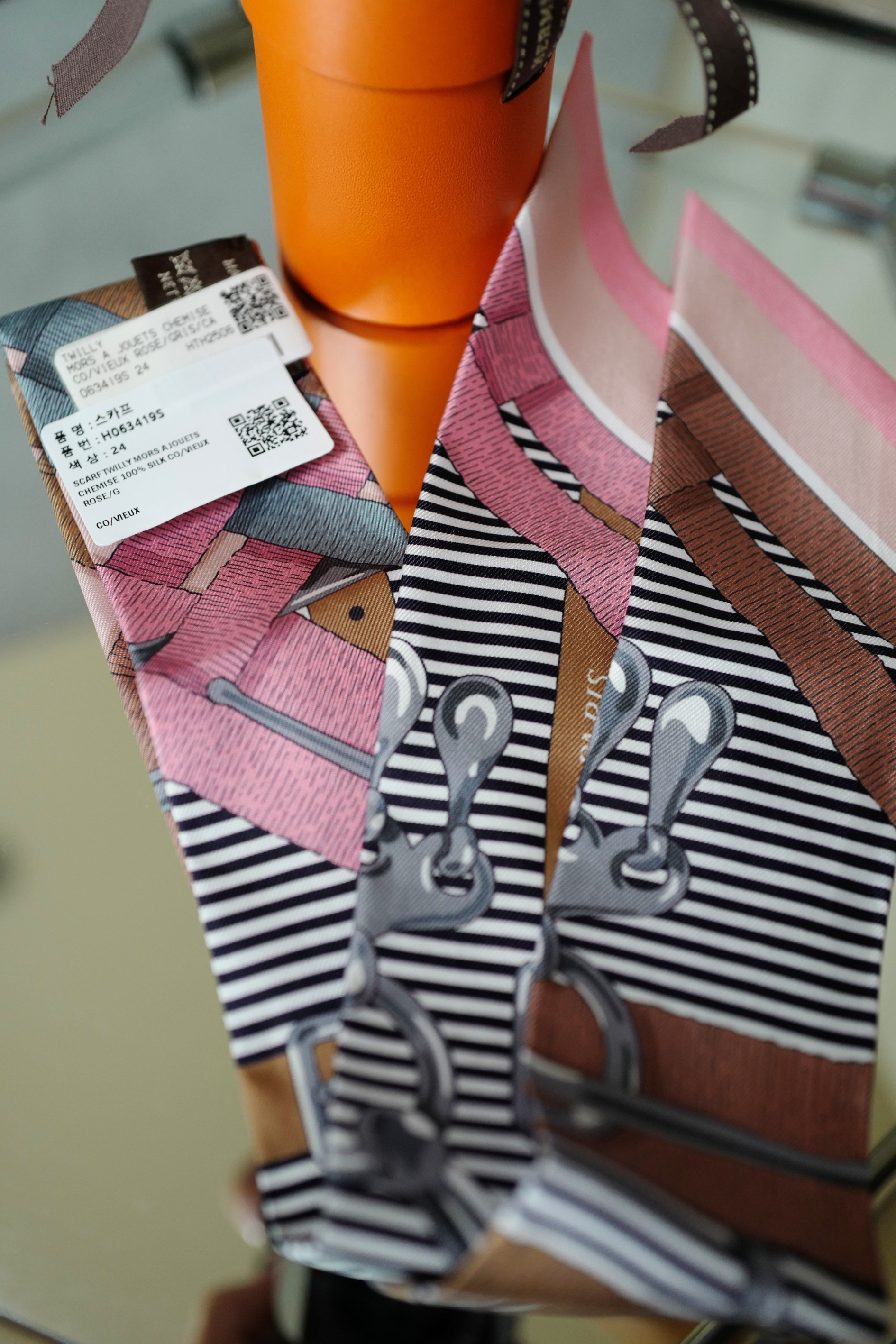 NEW Hermès Twilly Mors à Jouets Chemise Silk Scarf Vieux Rose / Grey / Camel