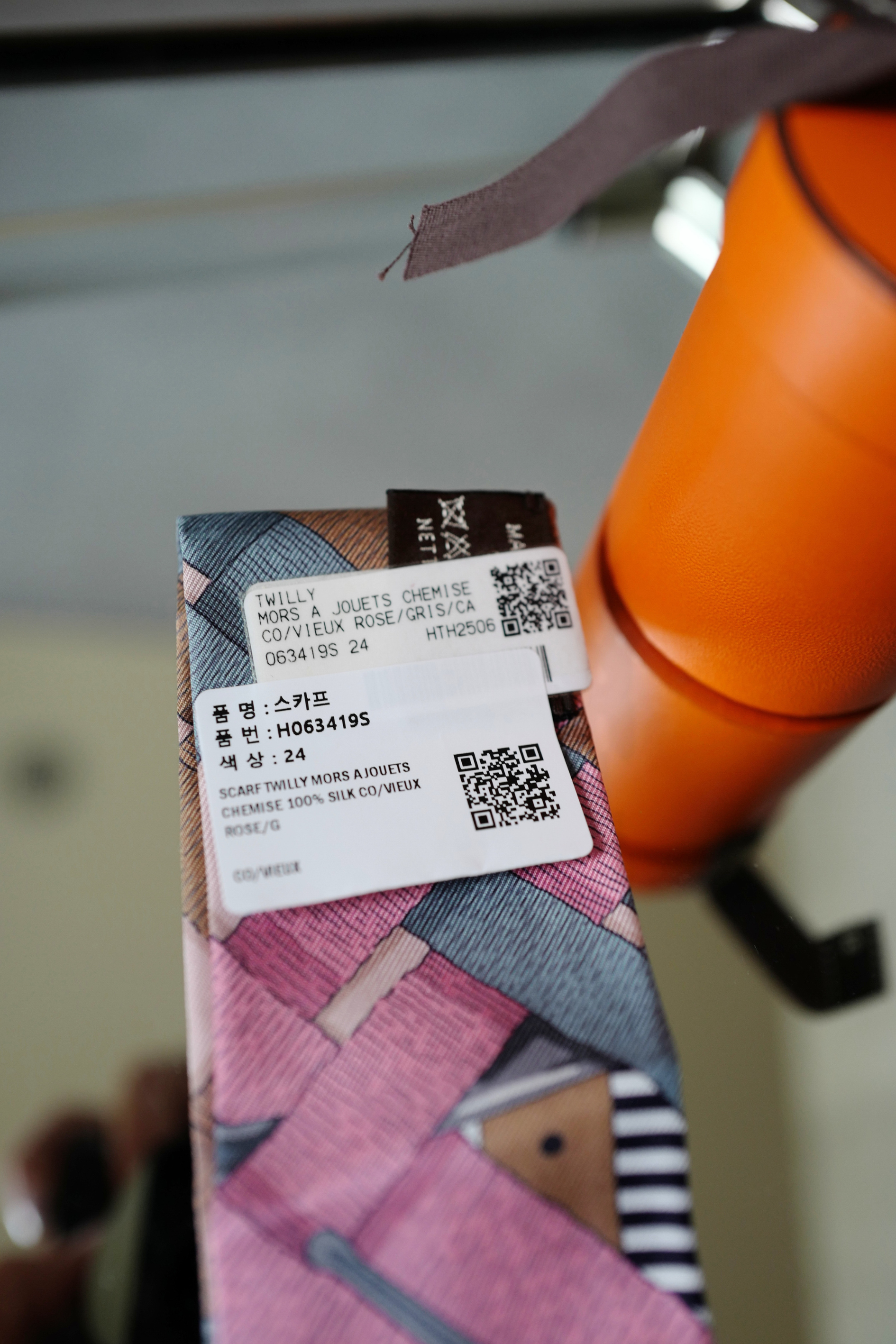 NEW Hermès Twilly Mors à Jouets Chemise Silk Scarf Vieux Rose / Grey / Camel