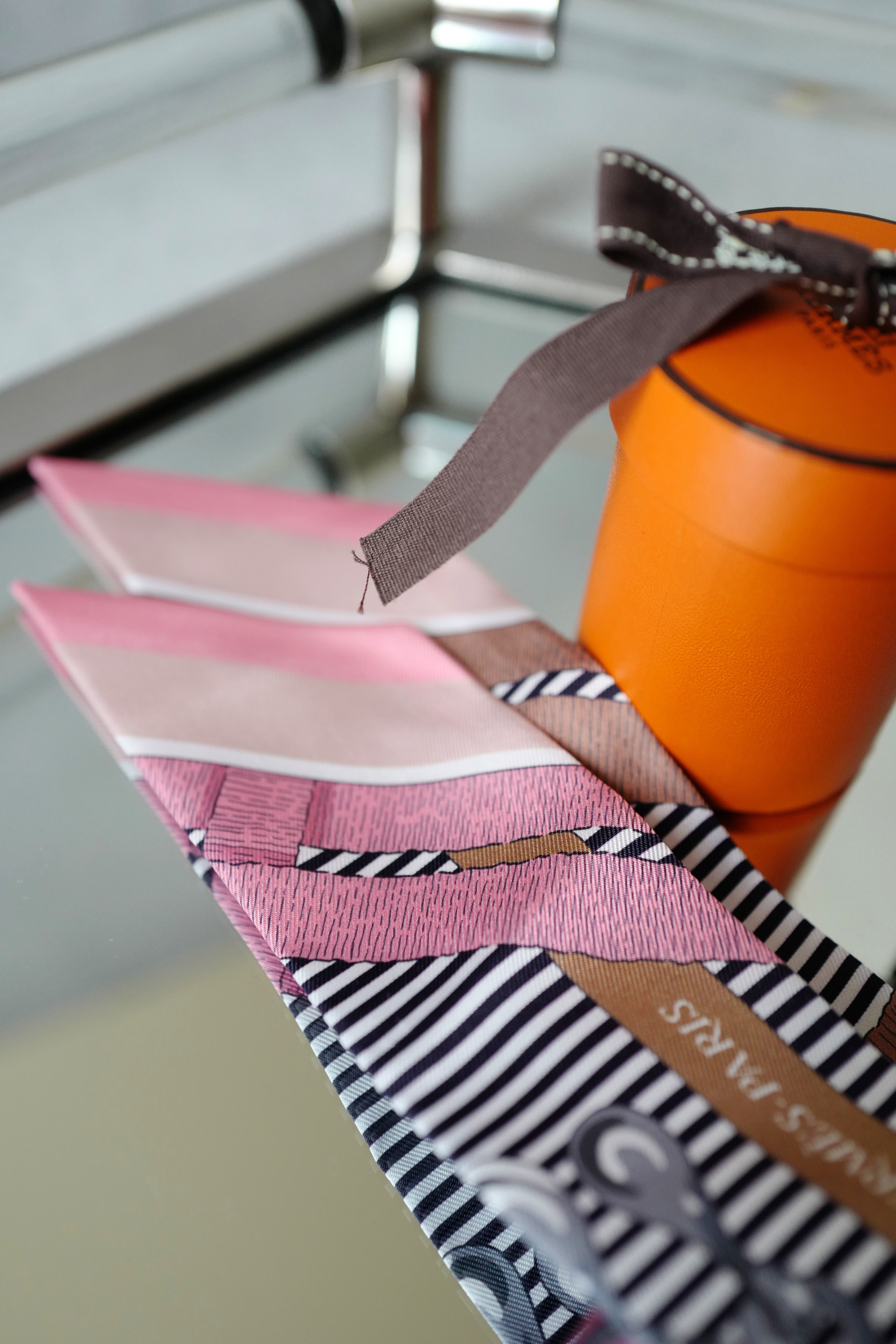 NEW Hermès Twilly Mors à Jouets Chemise Silk Scarf Vieux Rose / Grey / Camel
