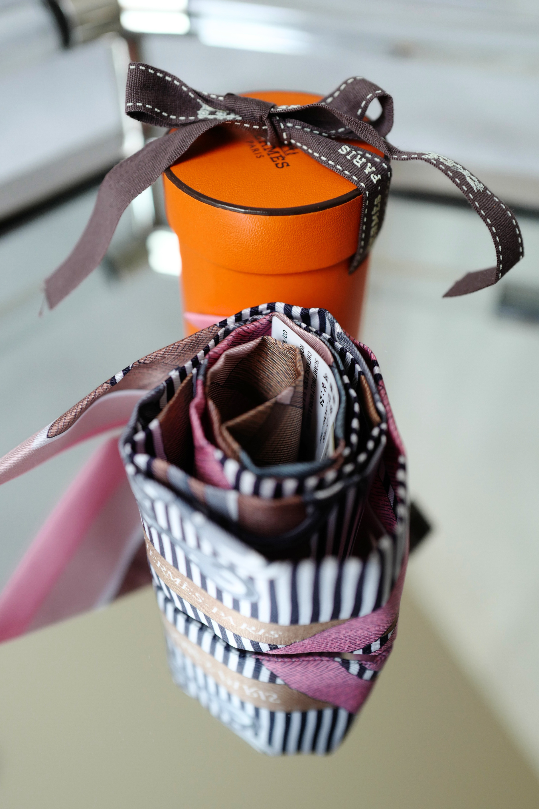 NEW Hermès Twilly Mors à Jouets Chemise Silk Scarf Vieux Rose / Grey / Camel