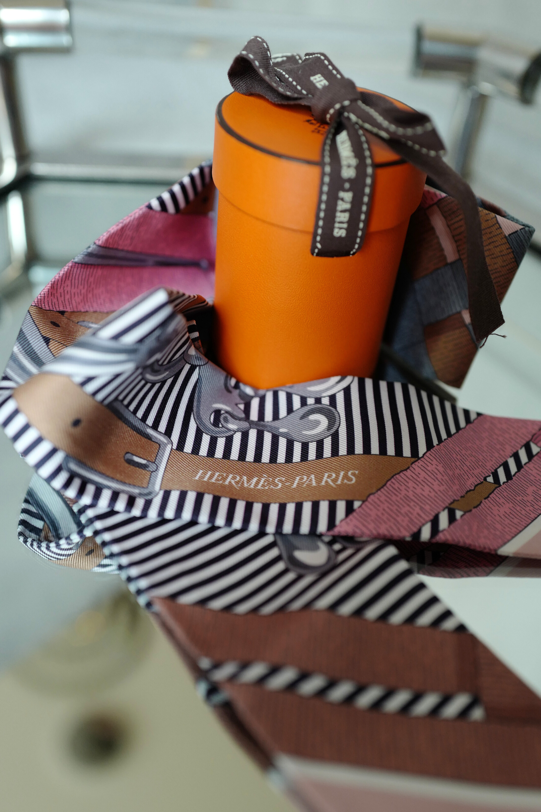 NEW Hermès Twilly Mors à Jouets Chemise Silk Scarf Vieux Rose / Grey / Camel