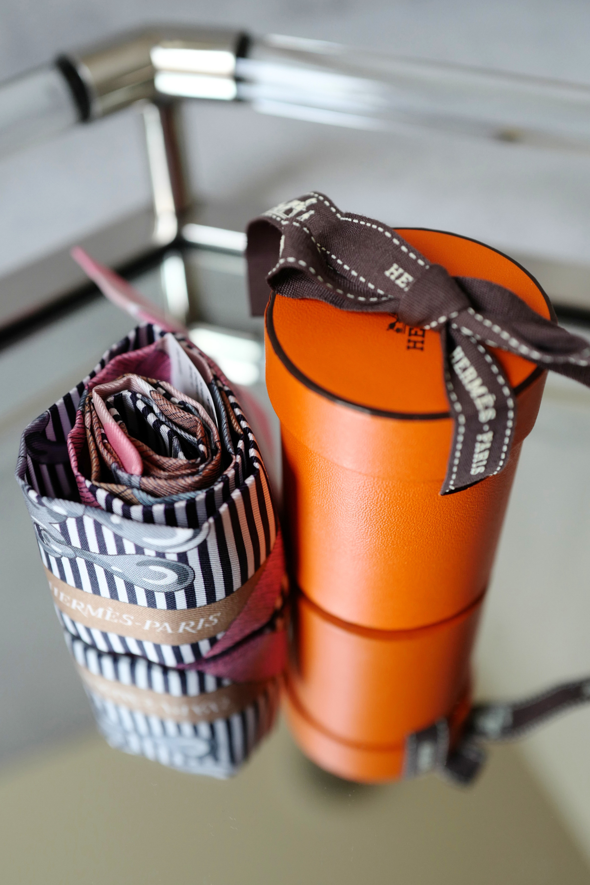NEW Hermès Twilly Mors à Jouets Chemise Silk Scarf Vieux Rose / Grey / Camel