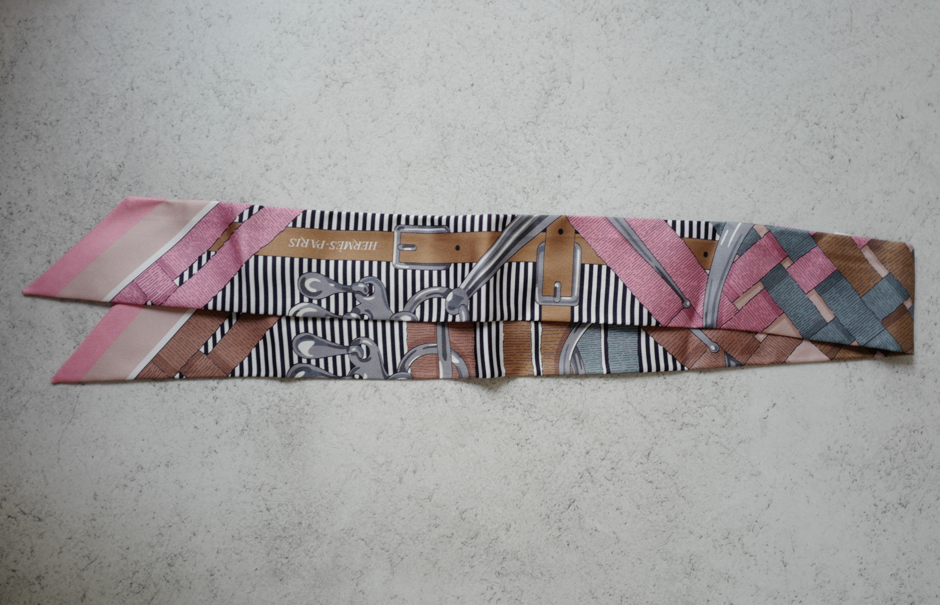 NEW Hermès Twilly Mors à Jouets Chemise Silk Scarf Vieux Rose / Grey / Camel