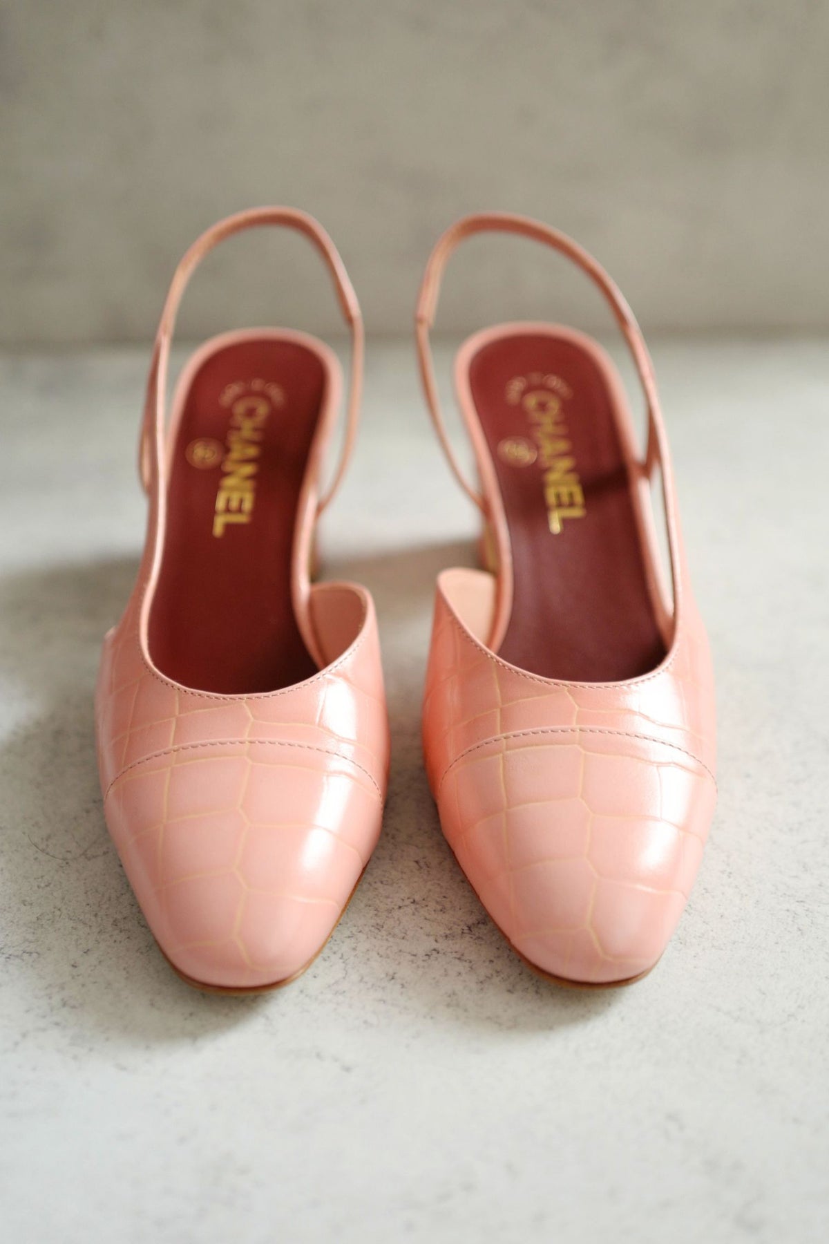 Chanel 26K Slingbacks Heels Rose Clair Croc Embossed Calfskin Size 38