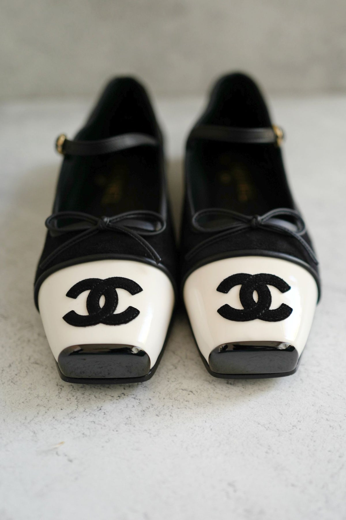 NEW Chanel 26K Flat Shoes Mary Jane Black White Suede Goat &Calfskin Size 38.5