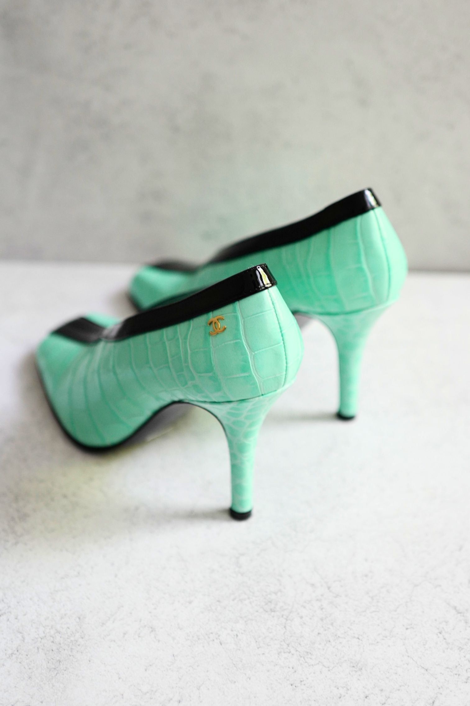 Chanel 26S Pumps Matthieu Blazy's Black/Green Crocodile Embossed Size 38