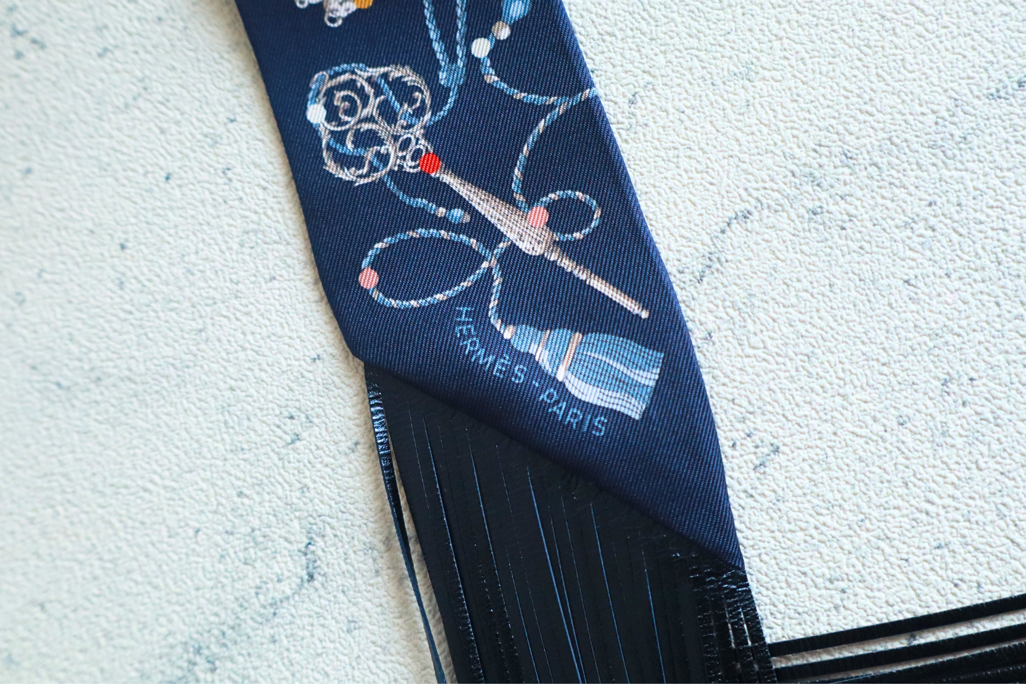 Hermes Twilly Les Cles a Pois Leather Fringes Bleu Marine/Gris Argent/Multicolor