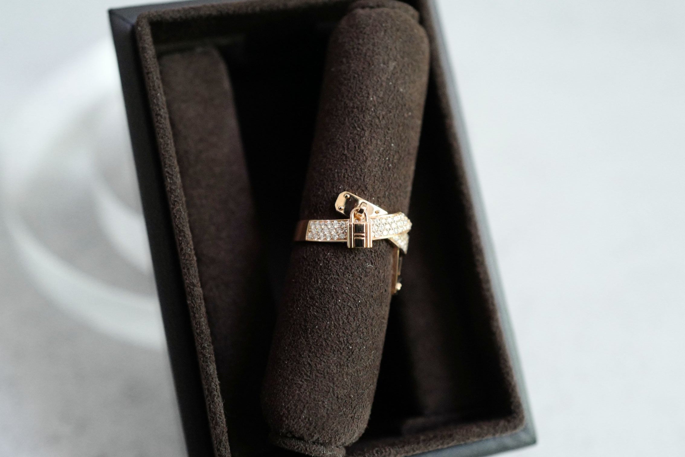 Hermès Kelly Gavroche Ring 18K Rose Gold 94 Diamonds Size 53