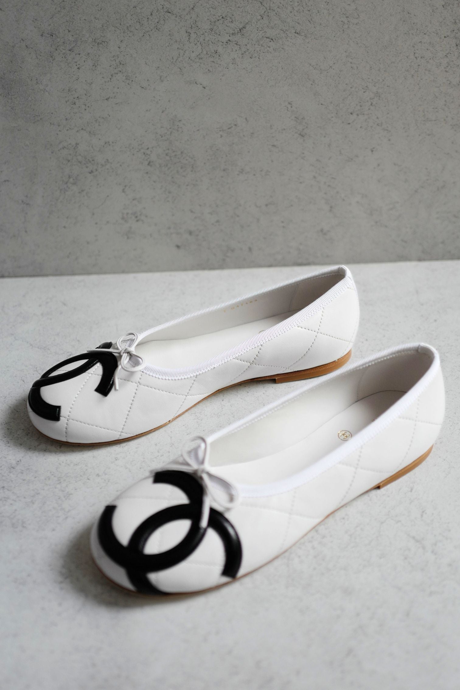 Chanel 26M Coco Beach Ballet Flats White Black Lambskin Size 39