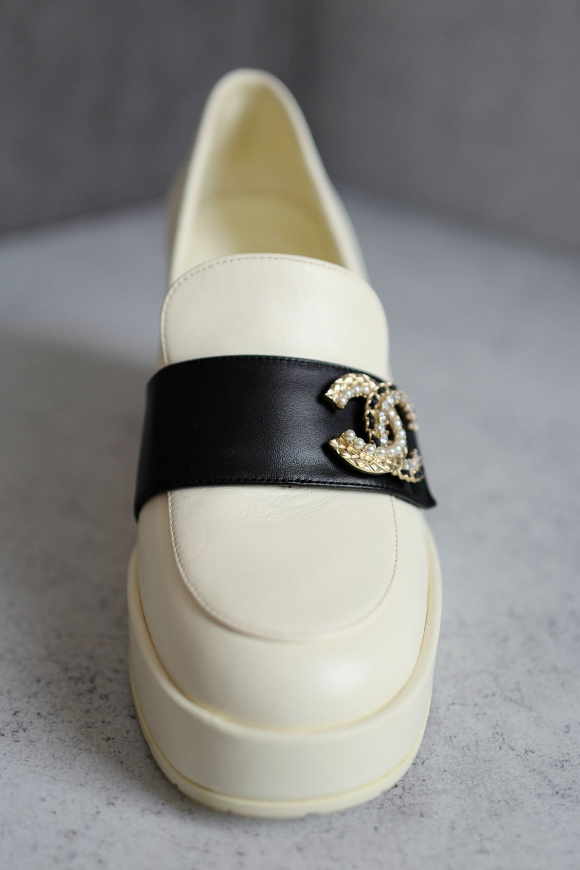 BNIB CHANEL 23C Ivory/Black Crystal CC Logo Moccasin Loafers 37.5