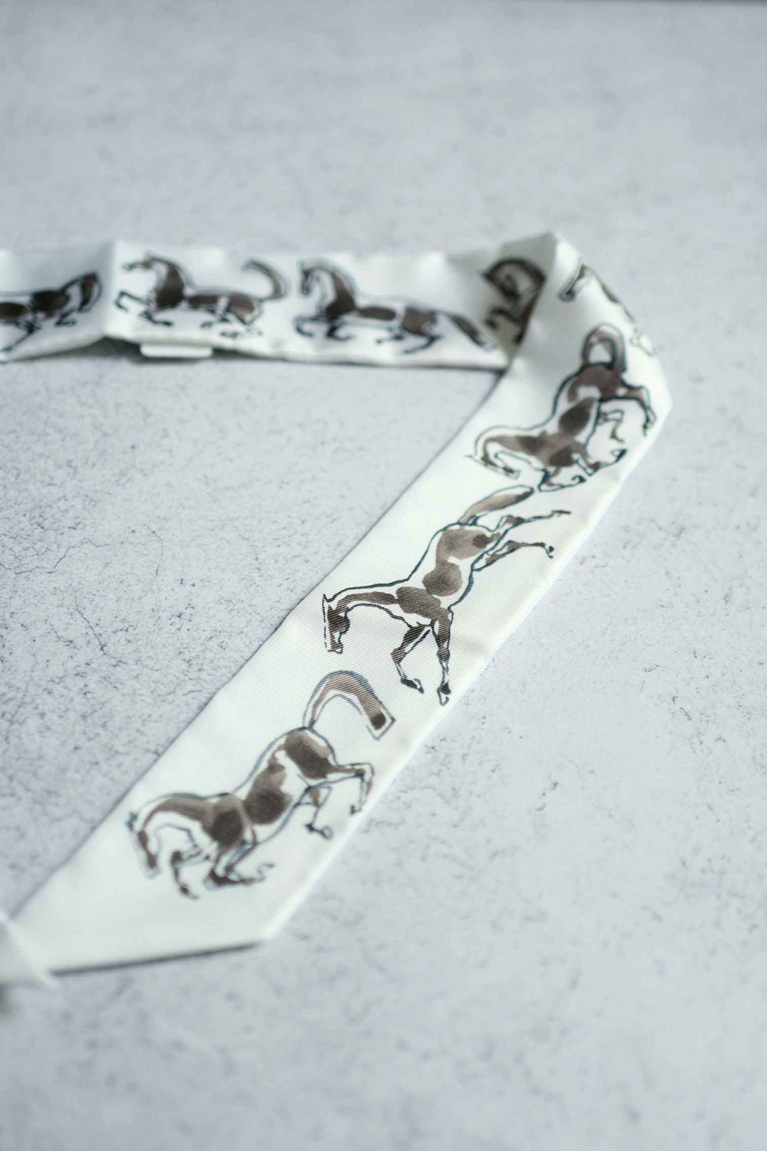 Hermès Chevaux en Liberte Twilly Blanc / Vert de Gris / Bronze 100% Silk