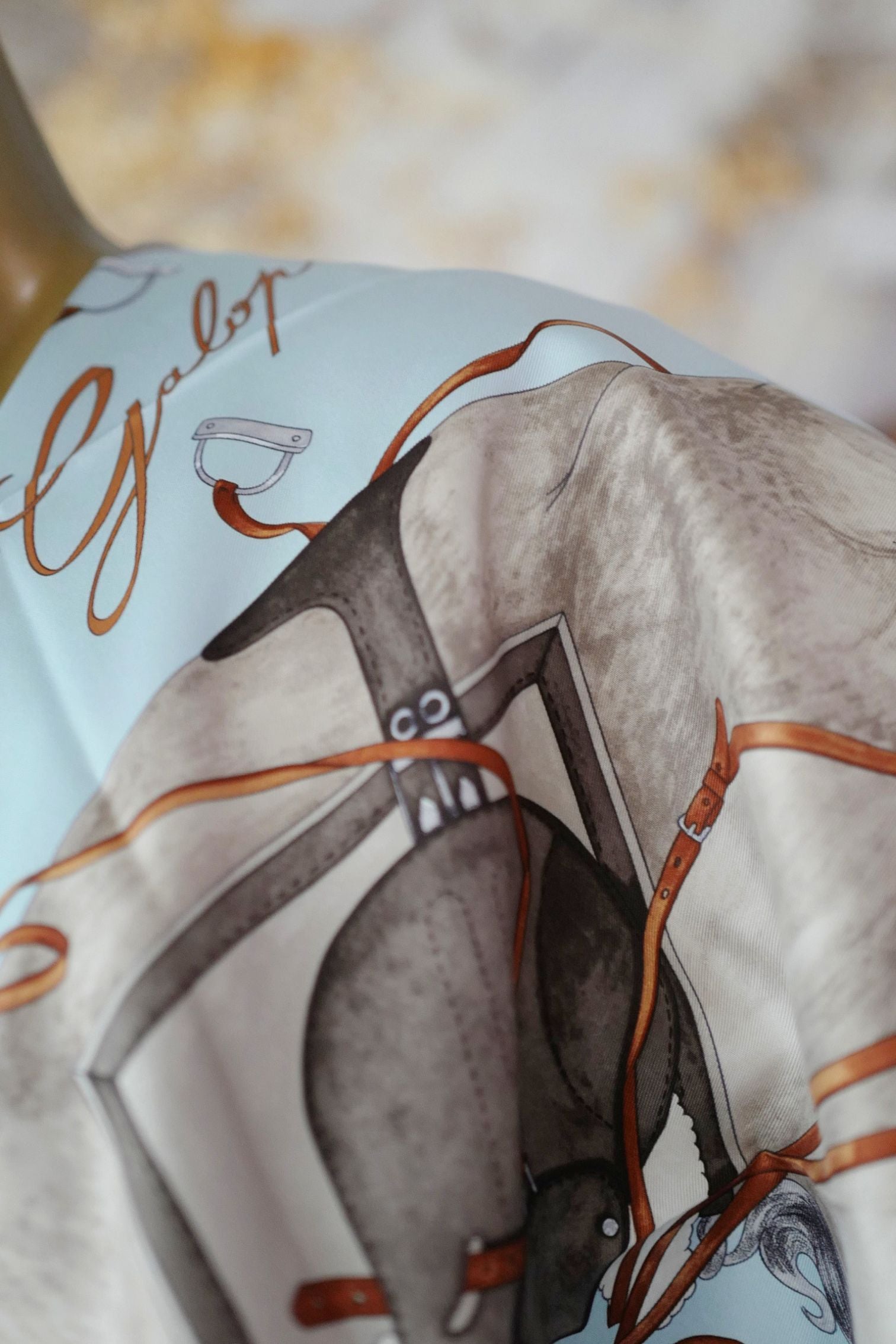 Hermès Grand Galop Scarf 90 Bleu Ciel / Gris / Cuir 100% Silk