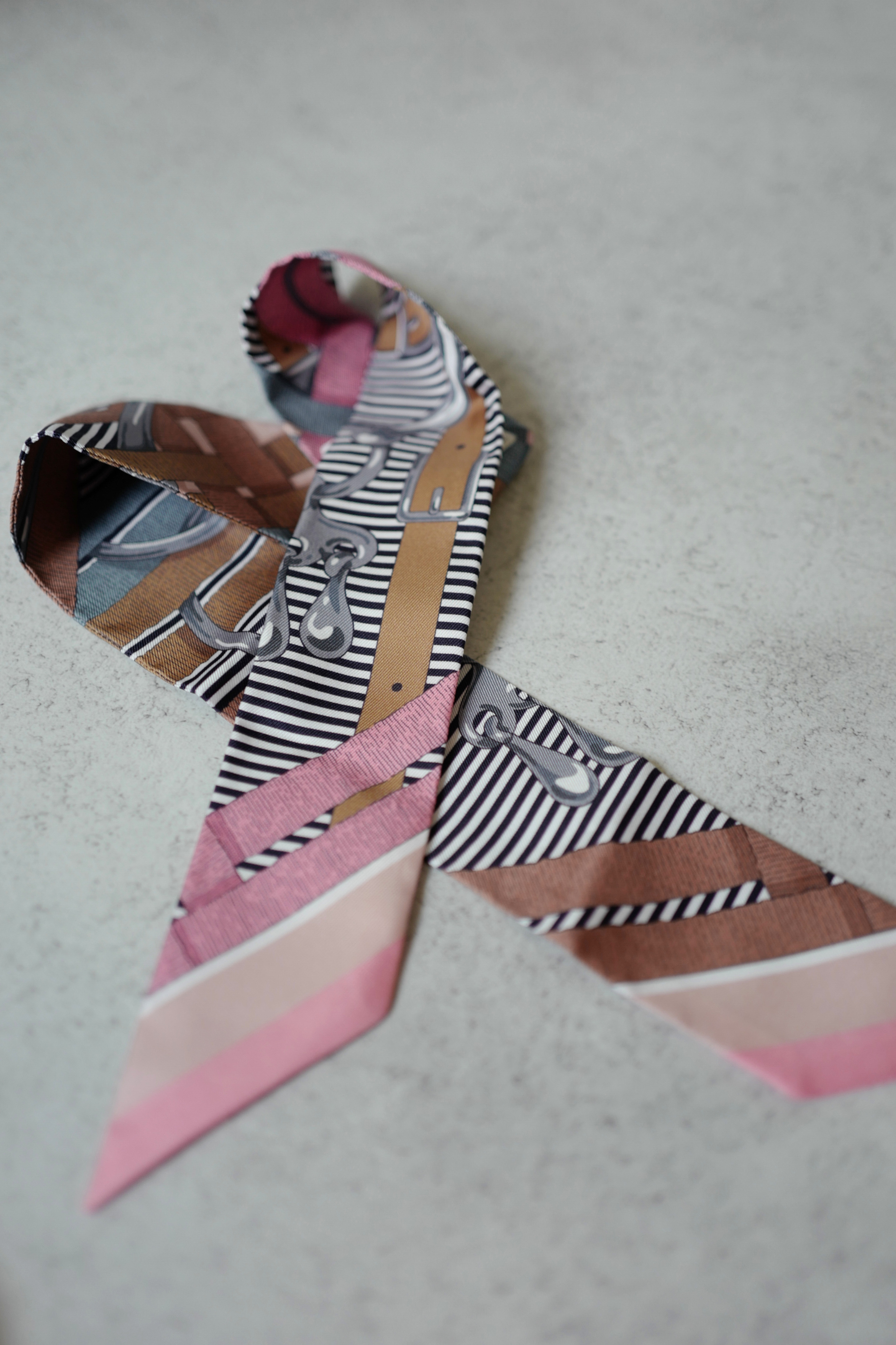 NEW Hermès Twilly Mors à Jouets Chemise Silk Scarf Vieux Rose / Grey / Camel