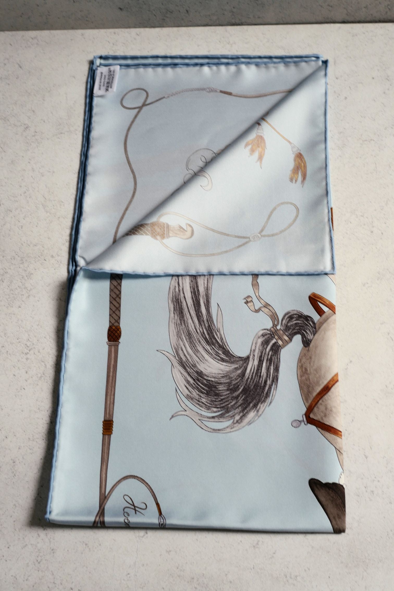 Hermès Grand Galop Scarf 90 Bleu Ciel / Gris / Cuir 100% Silk