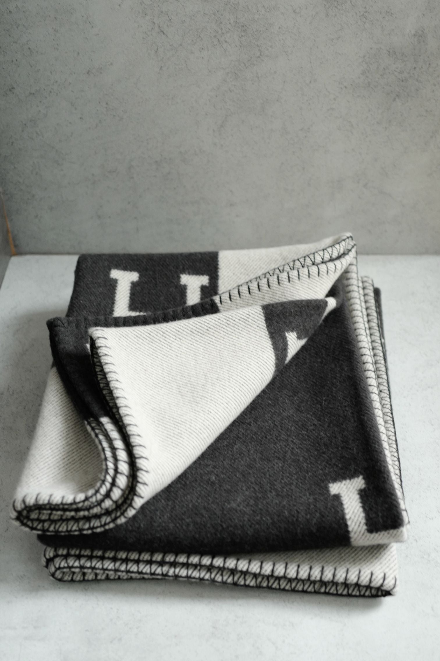 NEW Hermes Avalon Throw Blanket Ecru Gris Foncé Jacquard Merino Wool Cashmere