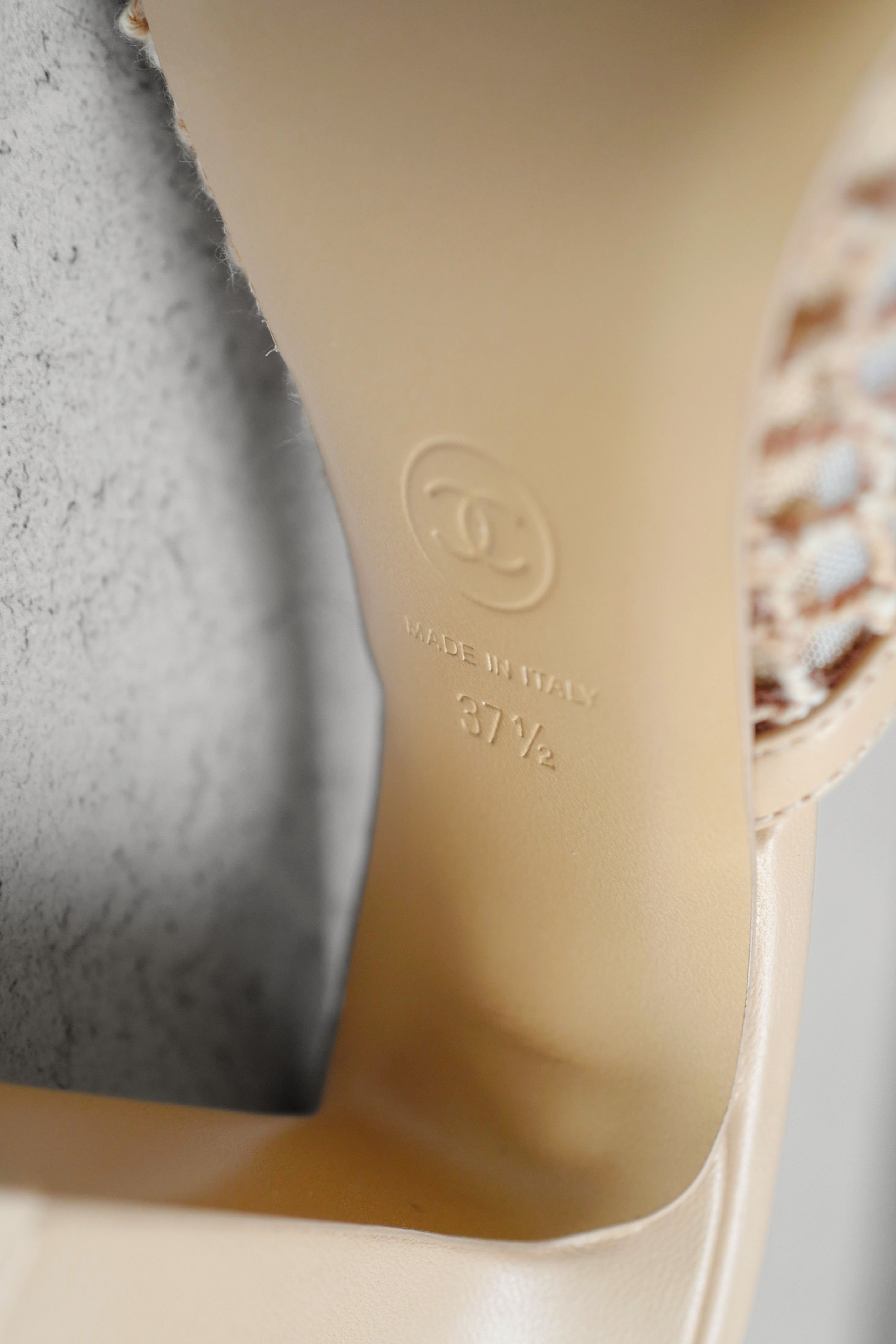 Chanel 26M Coco Beach Mules Light Beige Mixed Fibers/Cotton/Lambskin Size 37.5