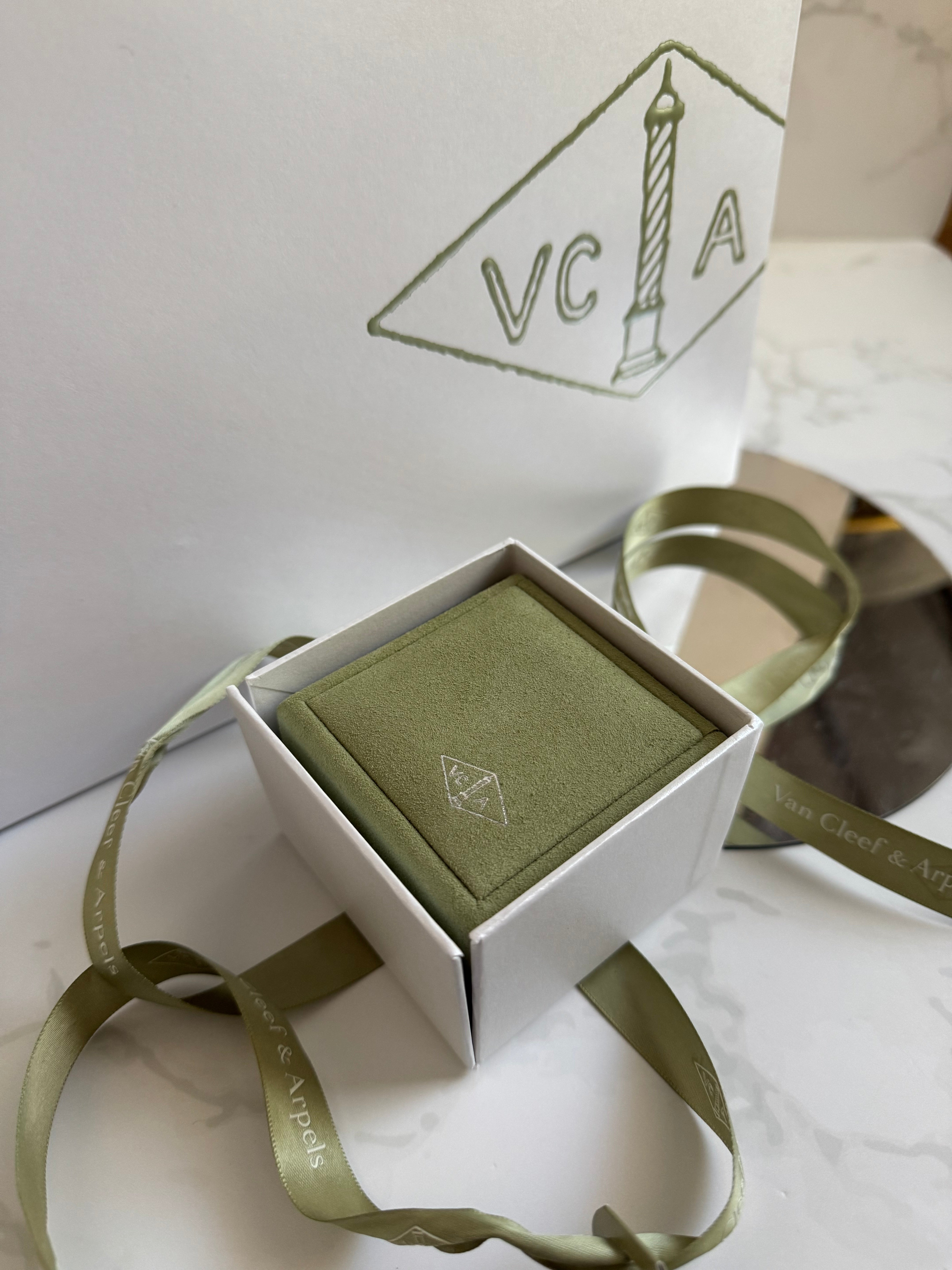 BNIB Van Cleef & Arpels Alhambra Malachite Pendant Necklace in 18K Yellow Gold