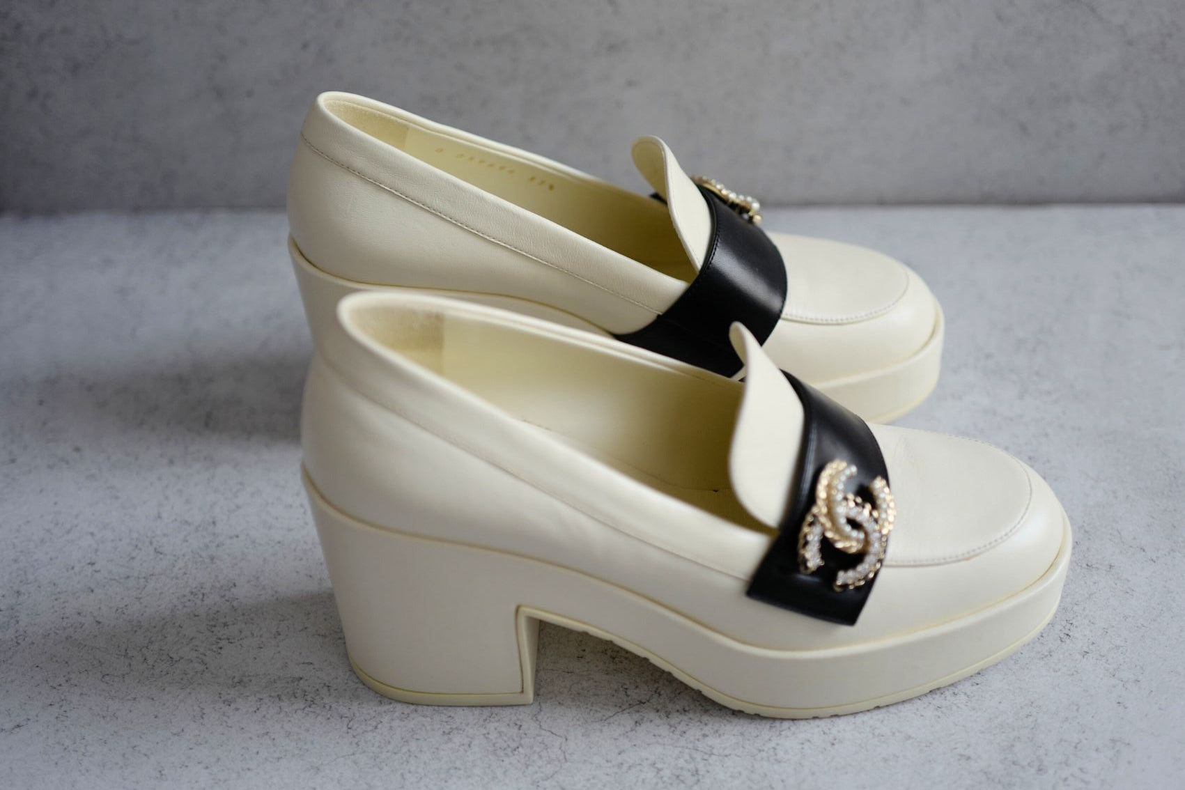 BNIB CHANEL 23C Ivory/Black Crystal CC Logo Moccasin Loafers 37.5