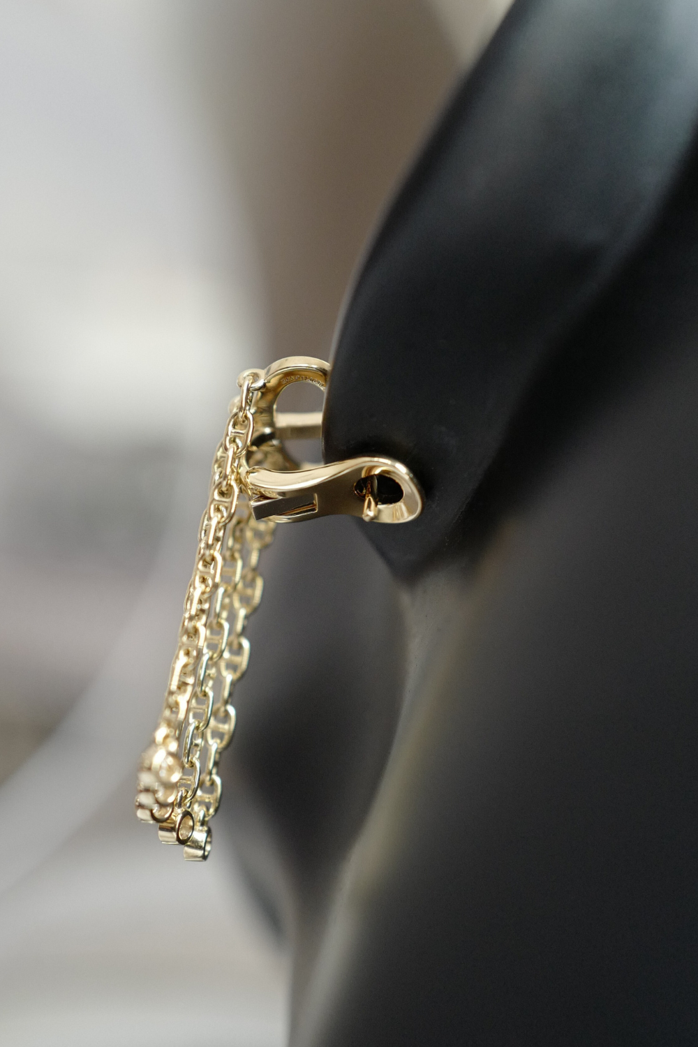BNIB Hermes Calypso dangling earrings dia yg 18K Sans