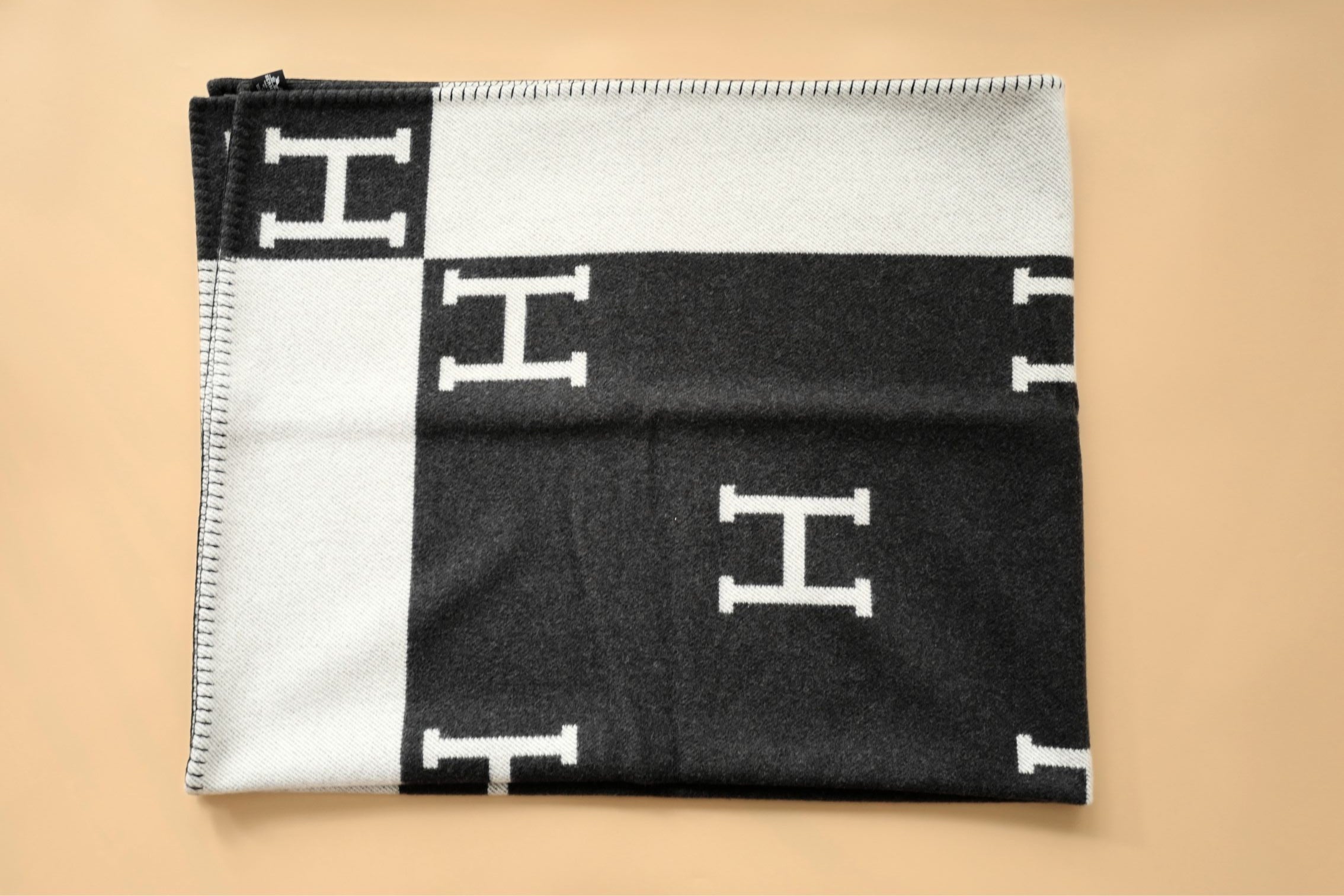 NEW Hermes Avalon Throw Blanket Ecru Gris Foncé Jacquard Merino Wool Cashmere