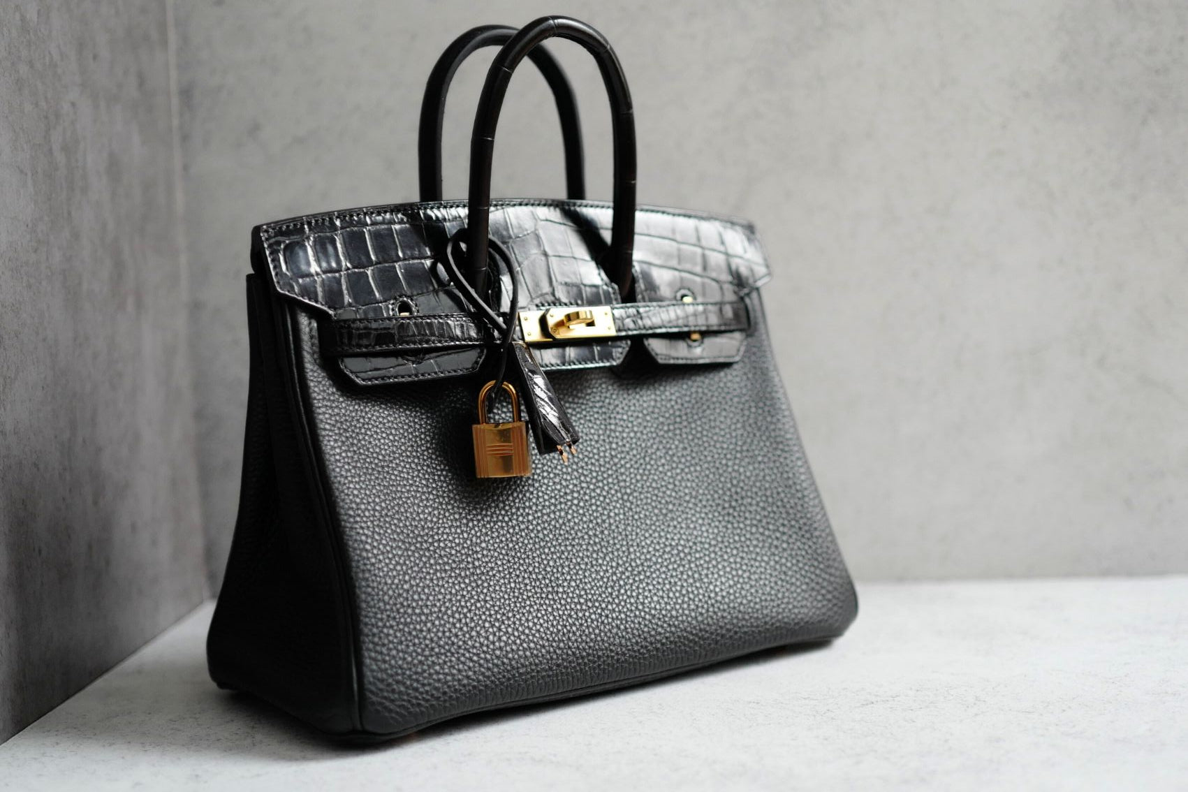 Hermes Birkin 25 touch shiny niloticus in noir/black gold hw Complete with Receipt