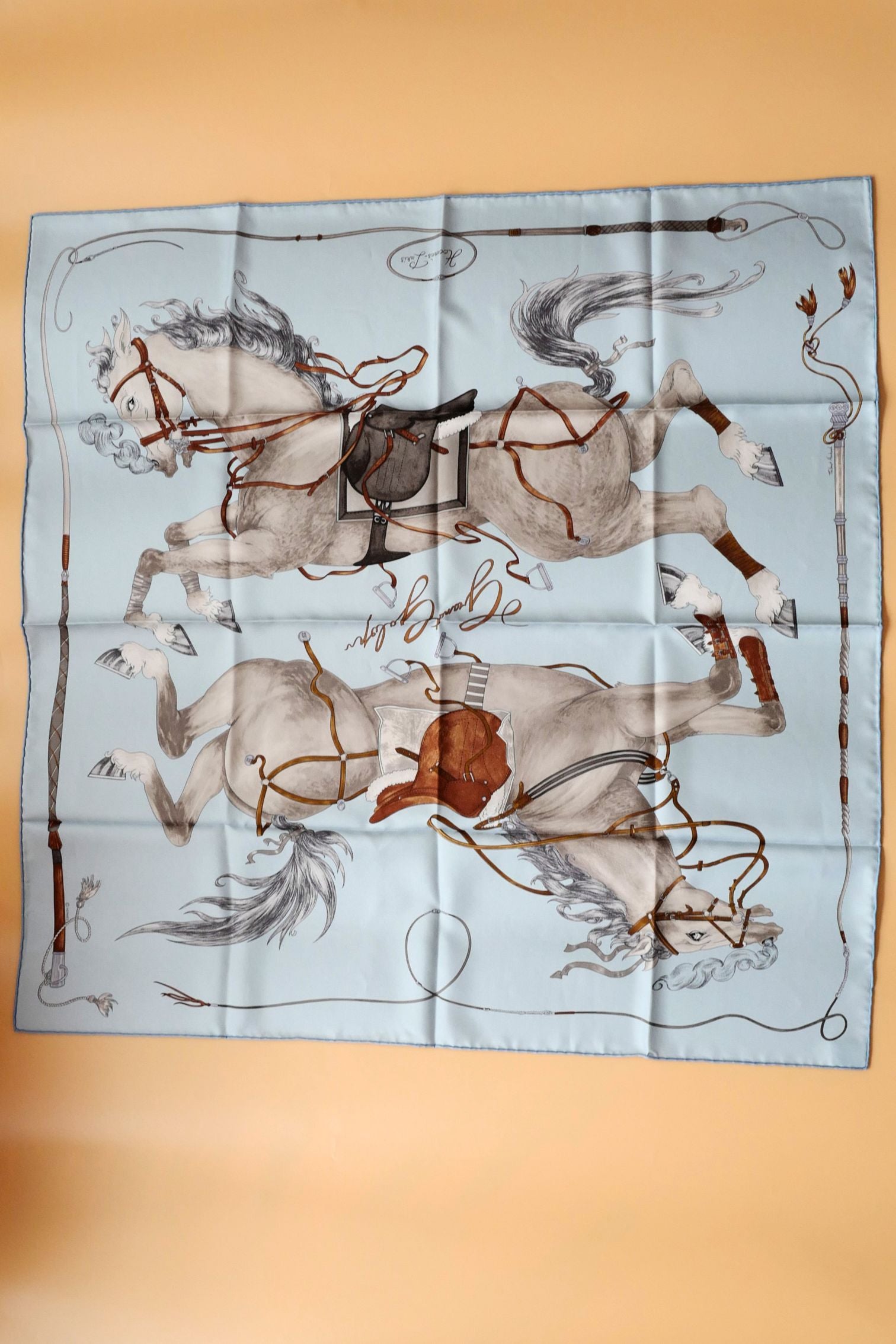 Hermès Grand Galop Scarf 90 Bleu Ciel / Gris / Cuir 100% Silk