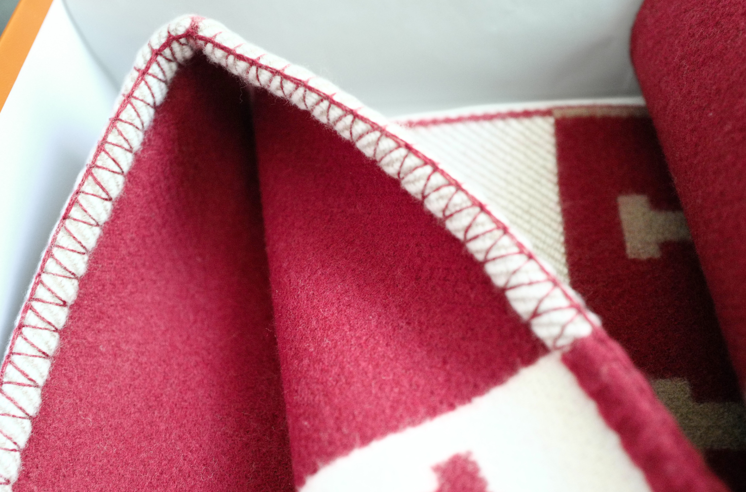 NEW HERMÈS Avalon III Throw Blanket Ecru / Rouge H Wool Cashmere