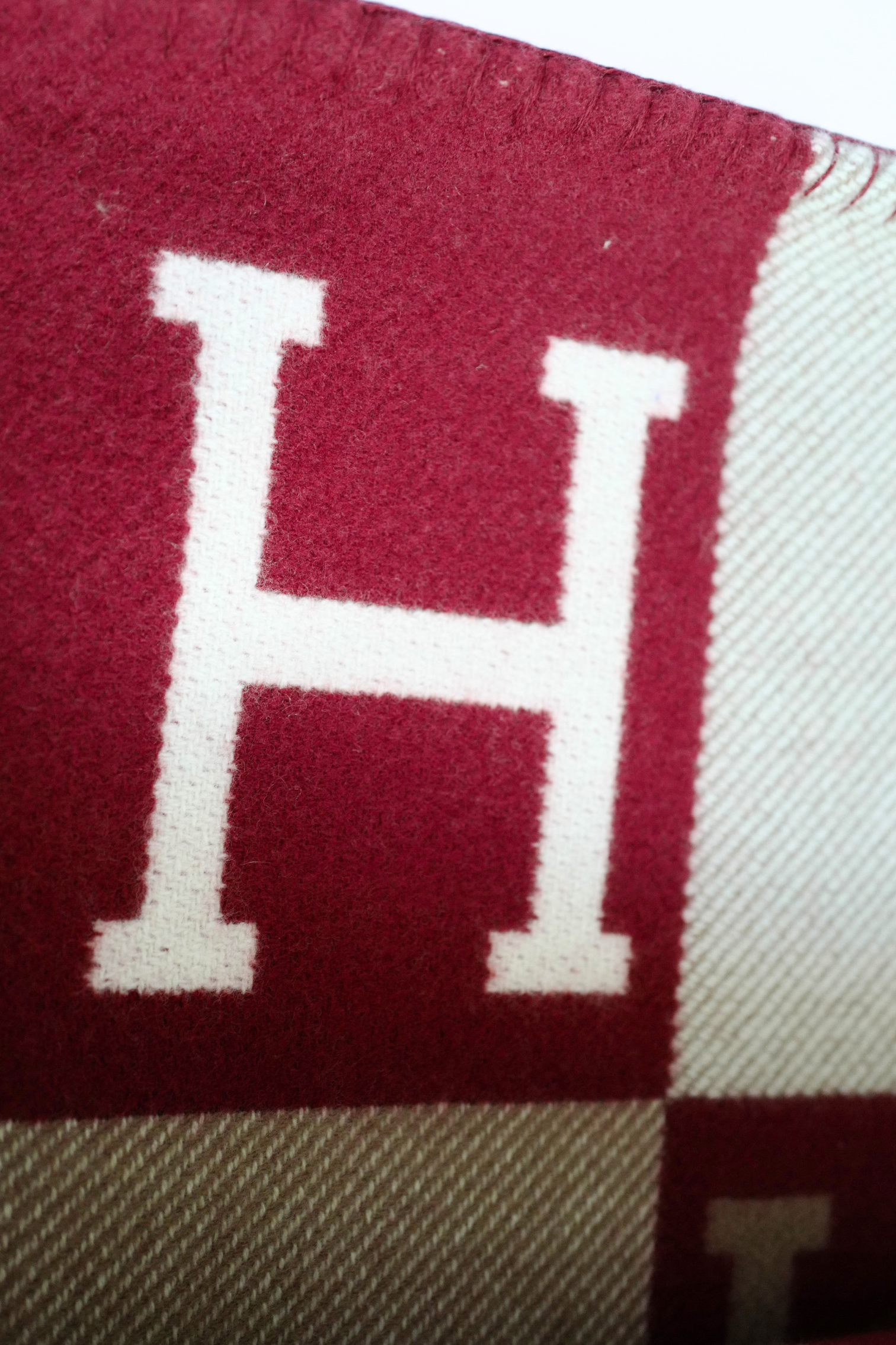 NEW HERMÈS Avalon III Throw Blanket Ecru / Rouge H Wool Cashmere