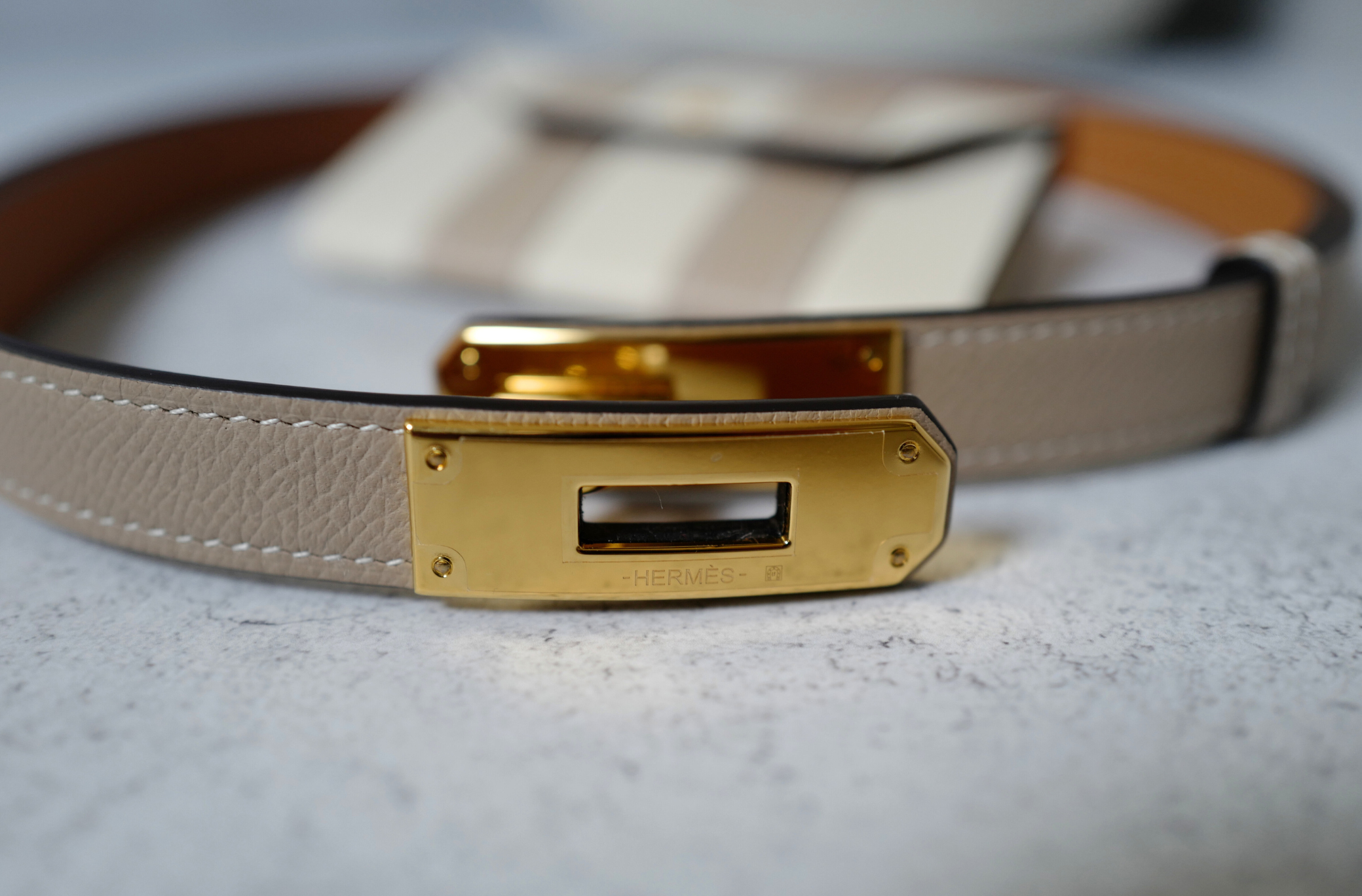 NEW Hermès Kelly Pocket 18 Bayadère Belt Trench/Craie Gold Hardware