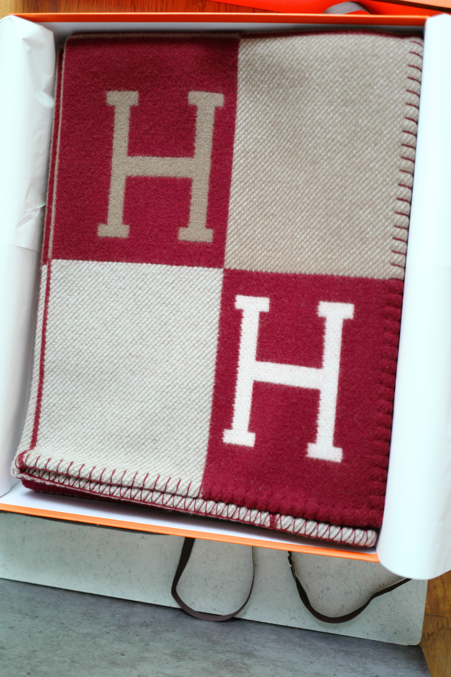 NEW HERMÈS Avalon III Throw Blanket Ecru / Rouge H Wool Cashmere